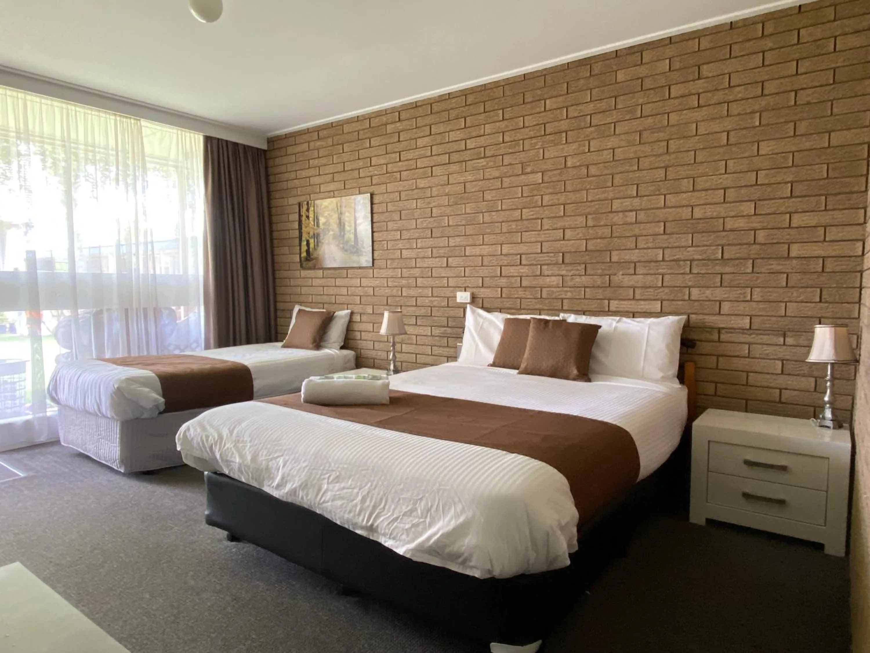 Bed in Warrina Inn Wodonga CBD
