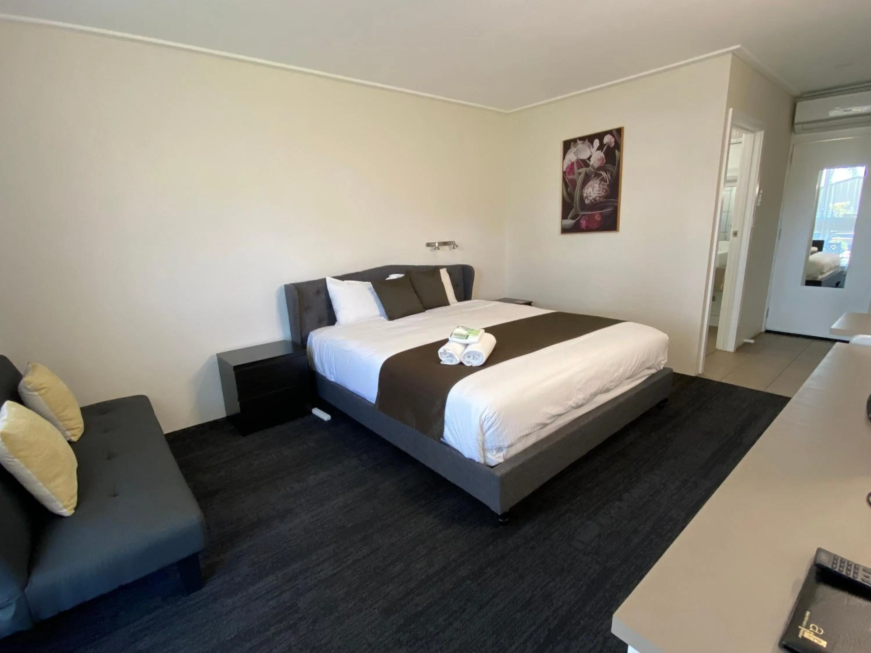 Bed in Warrina Inn Wodonga CBD