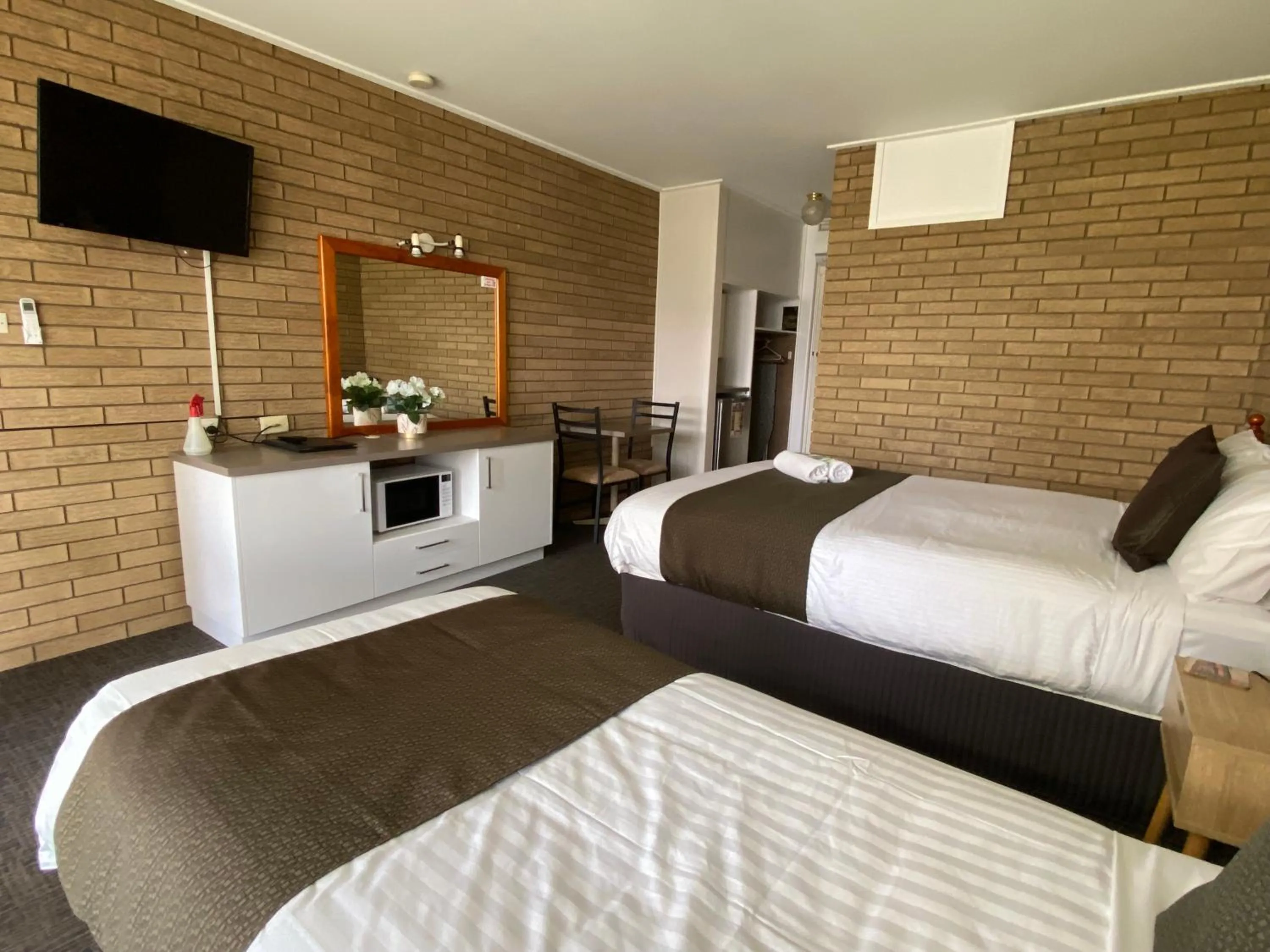 Bed in Warrina Inn Wodonga CBD