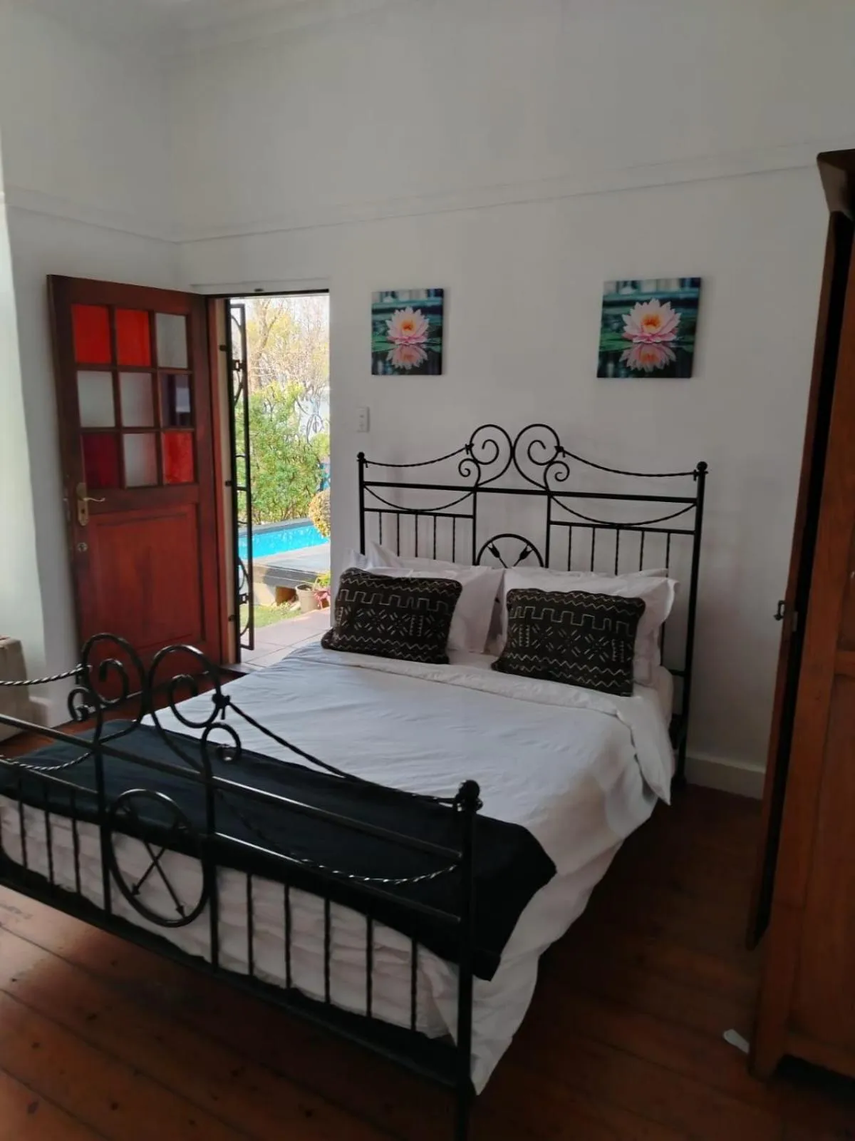 Photo of the whole room, Bed in 84 on Fourth Guest House