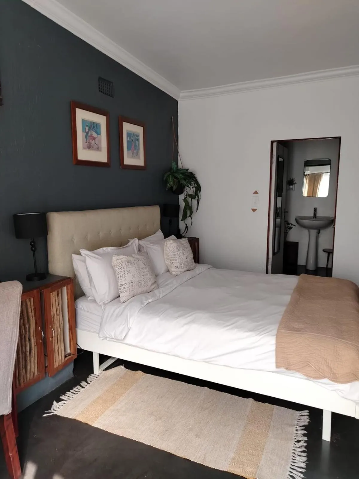 Photo of the whole room, Bed in 84 on Fourth Guest House