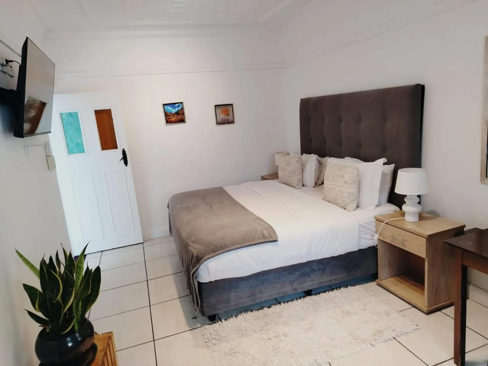 Photo of the whole room, Bed in 84 on Fourth Guest House