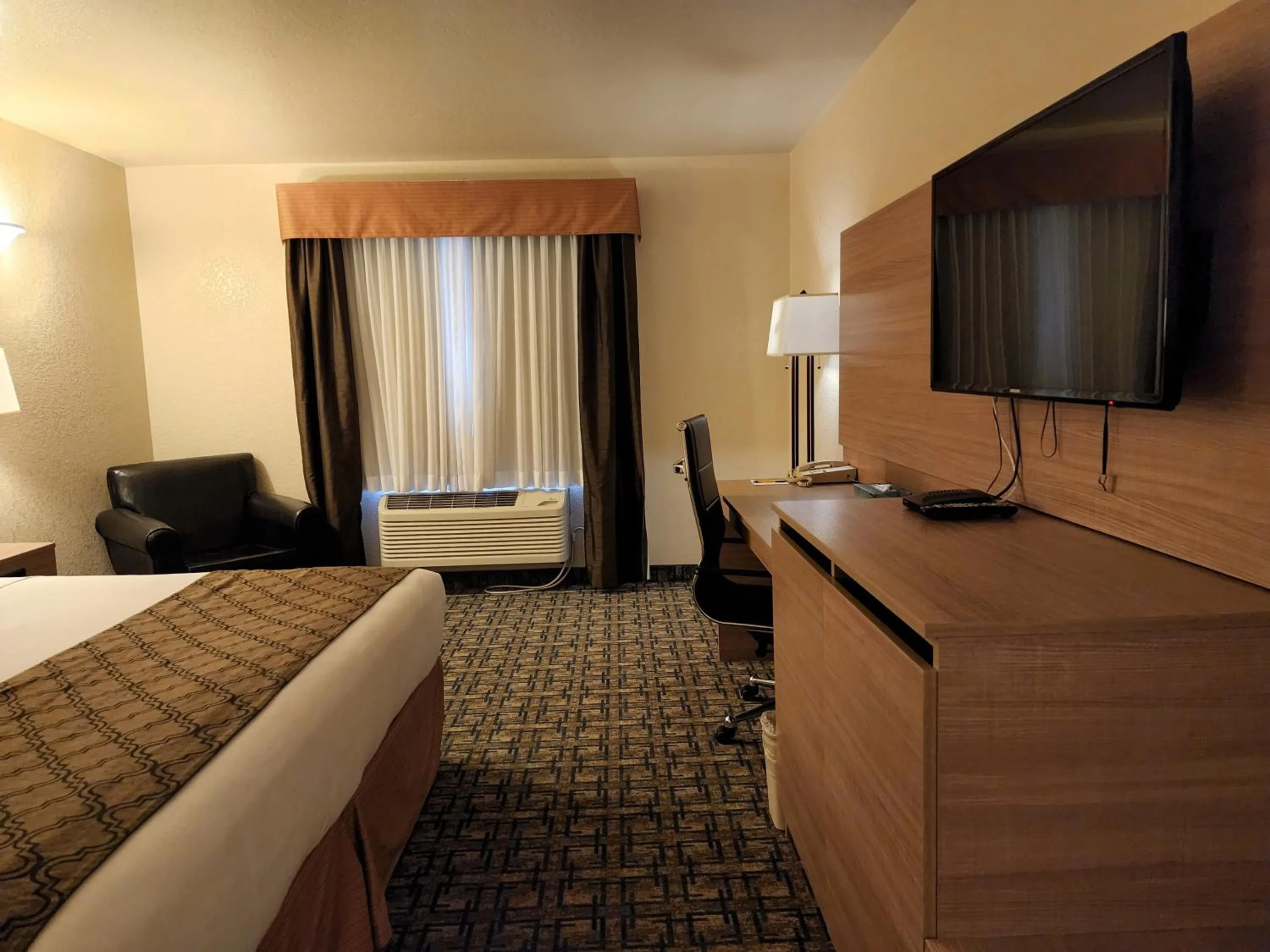 Bed in Gold Circle Inn