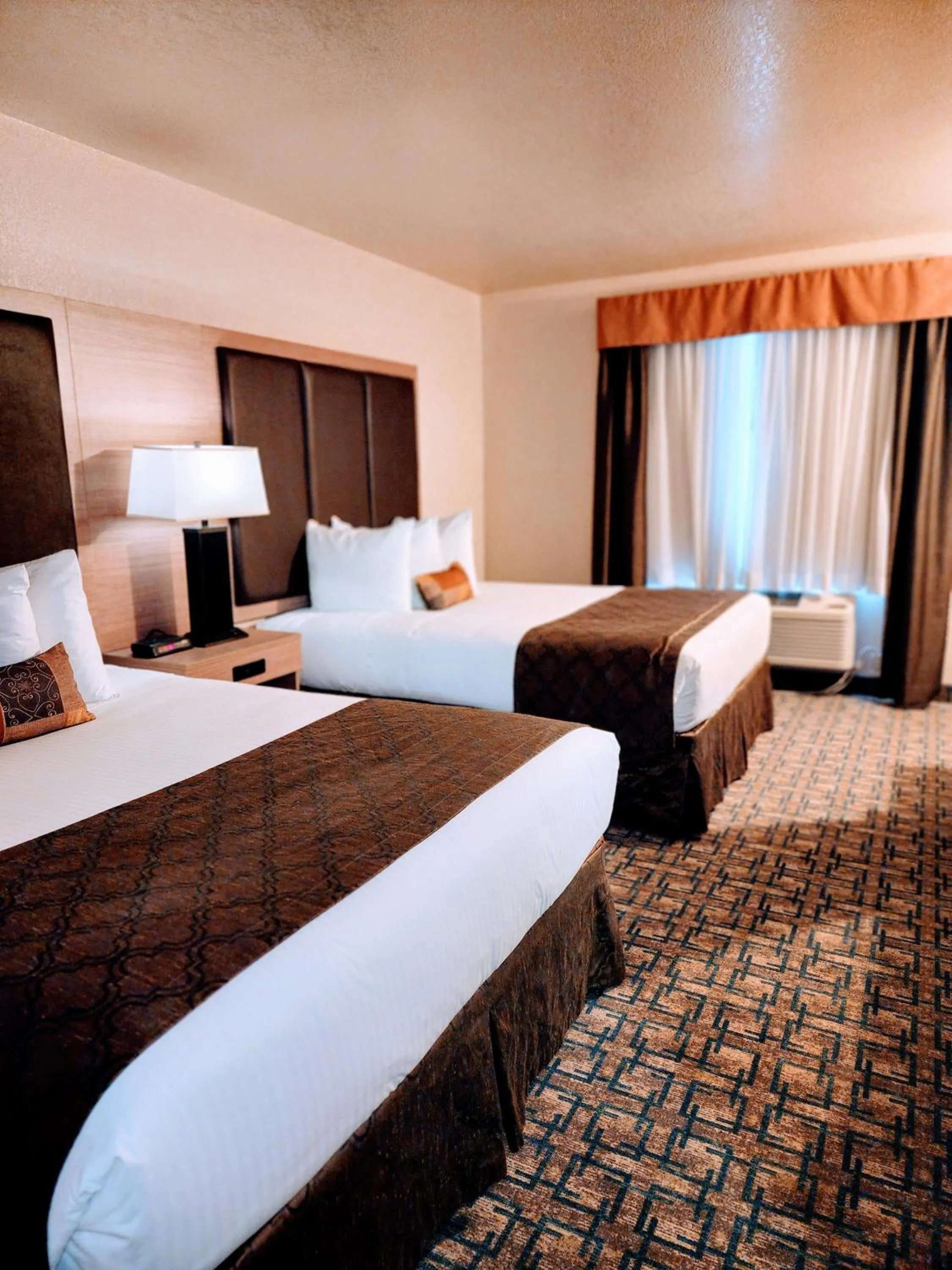 Bedroom, Bed in Gold Circle Inn