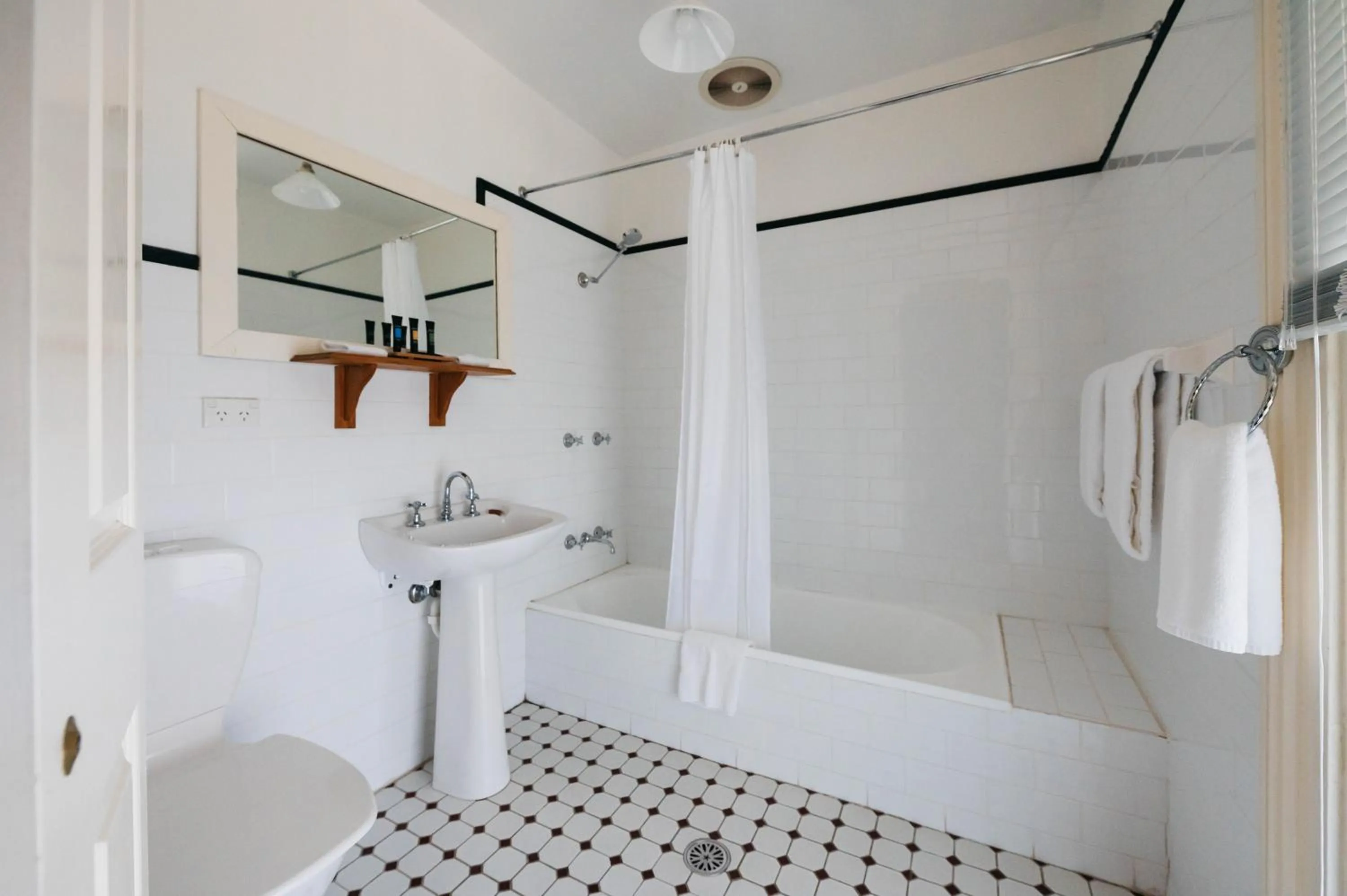 Bathroom in Hotel Etico at Mount Victoria Manor