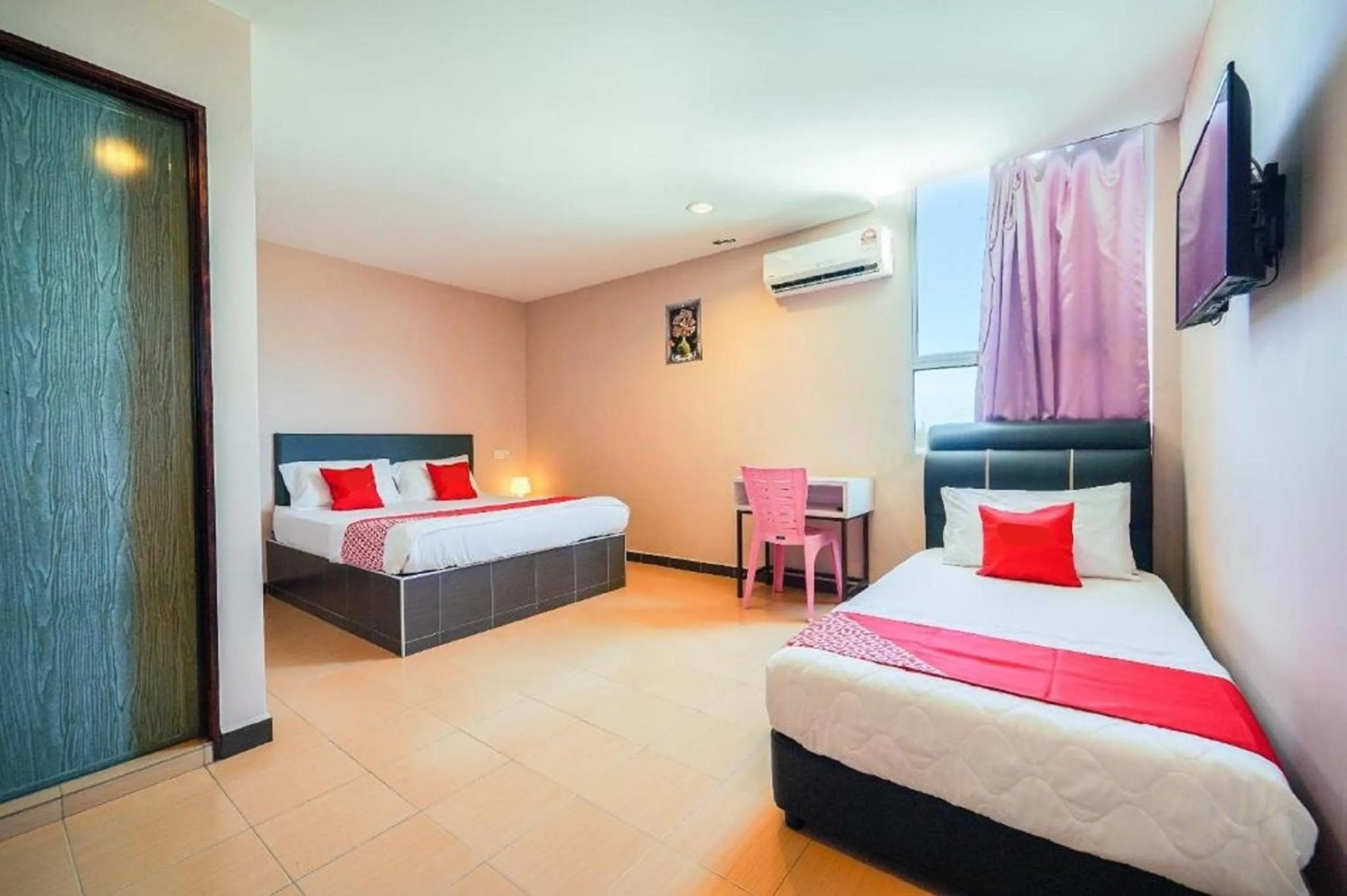 Bedroom, Bed in CMN Hotel & Homestay