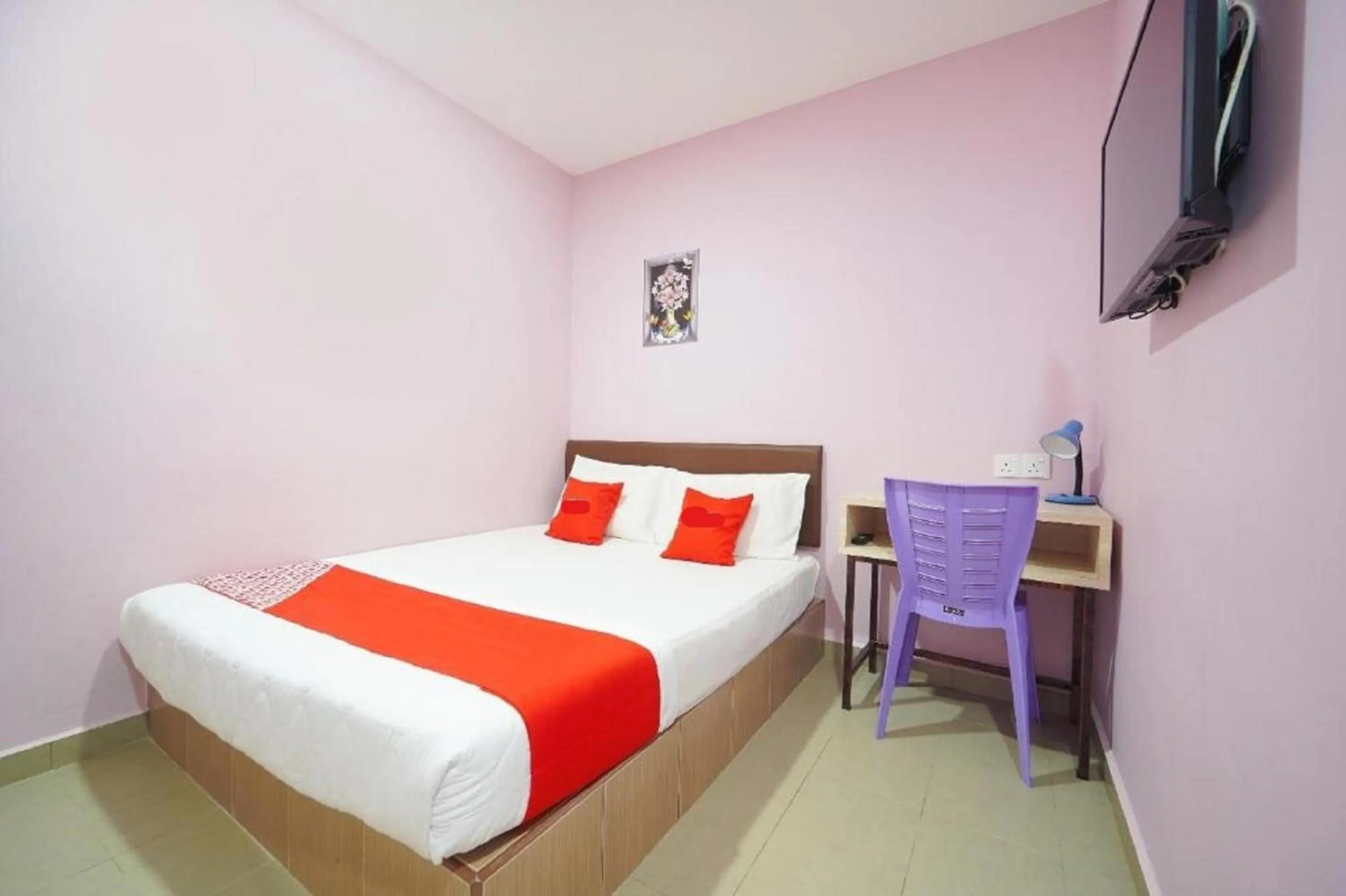 Bedroom, Bed in CMN Hotel & Homestay