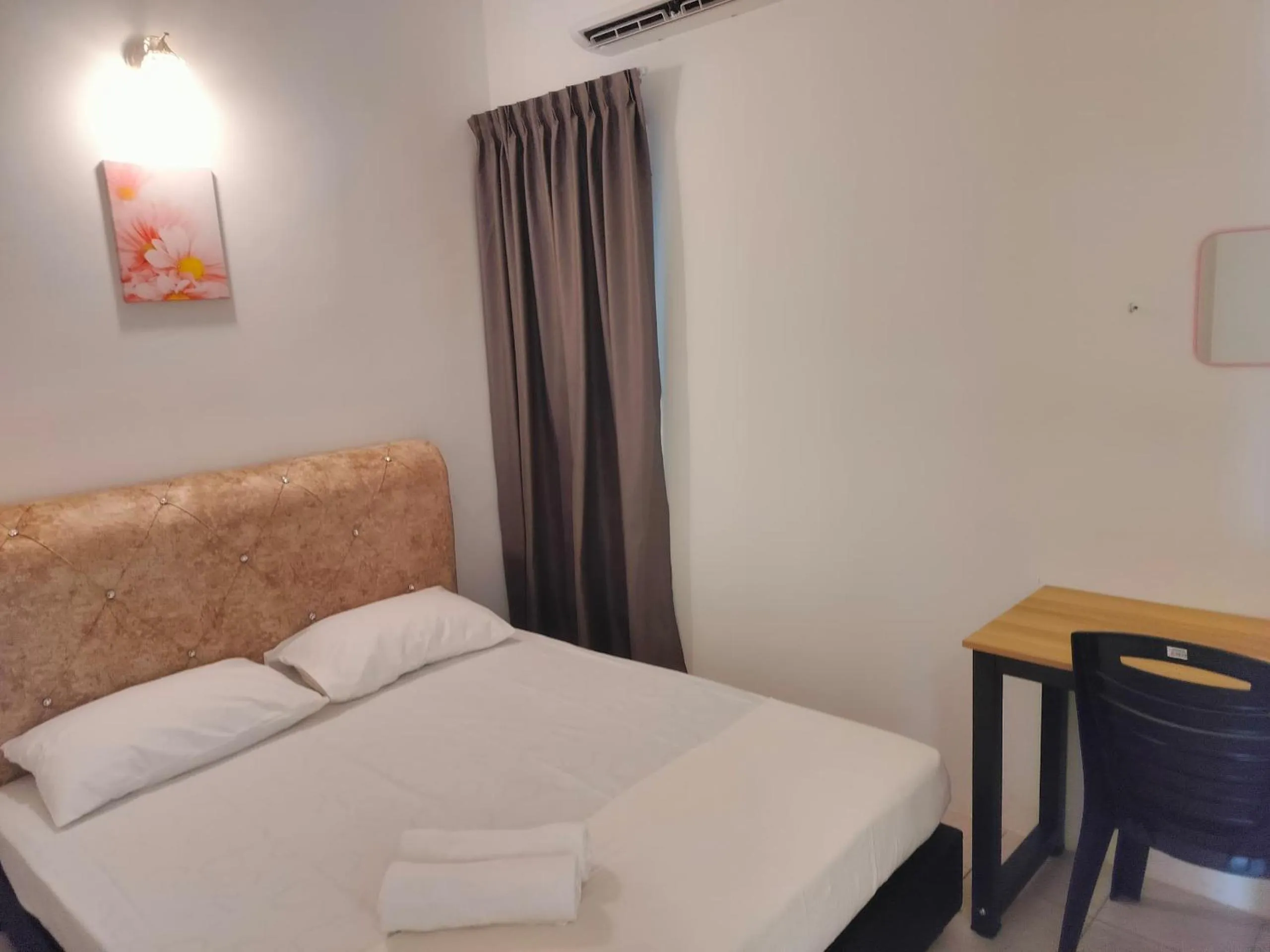 Bedroom, Bed in CMN Hotel & Homestay