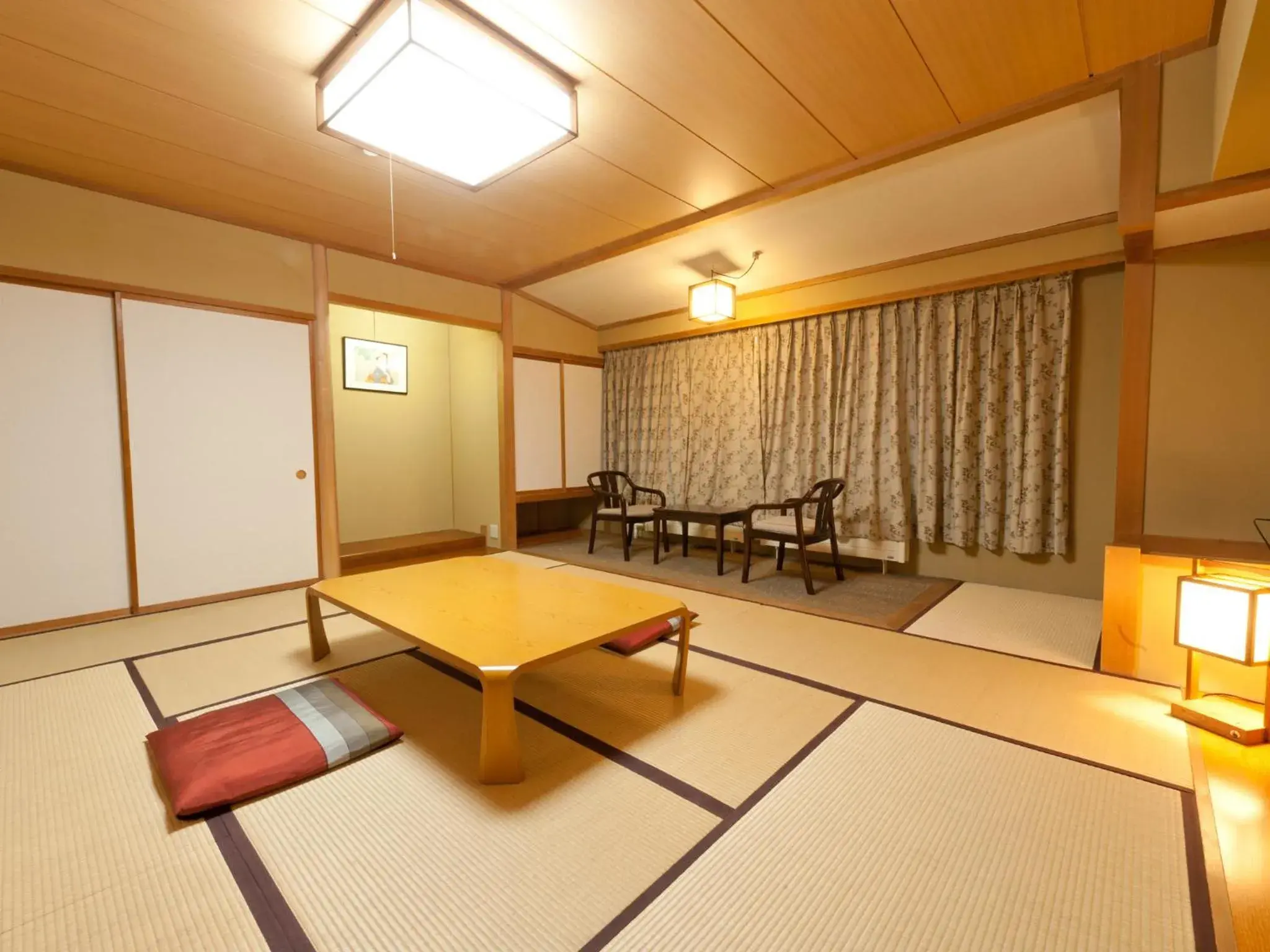 Photo of the whole room, Seating Area in Kumanoyu Hotel