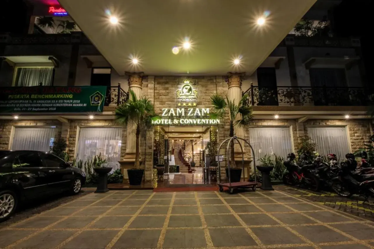 Facade/entrance in Zamzam Hotel and Convention Batu Powered By Archipelago Facade/entrance in Zamzam Hotel and Convention Batu Powered By Archipelago