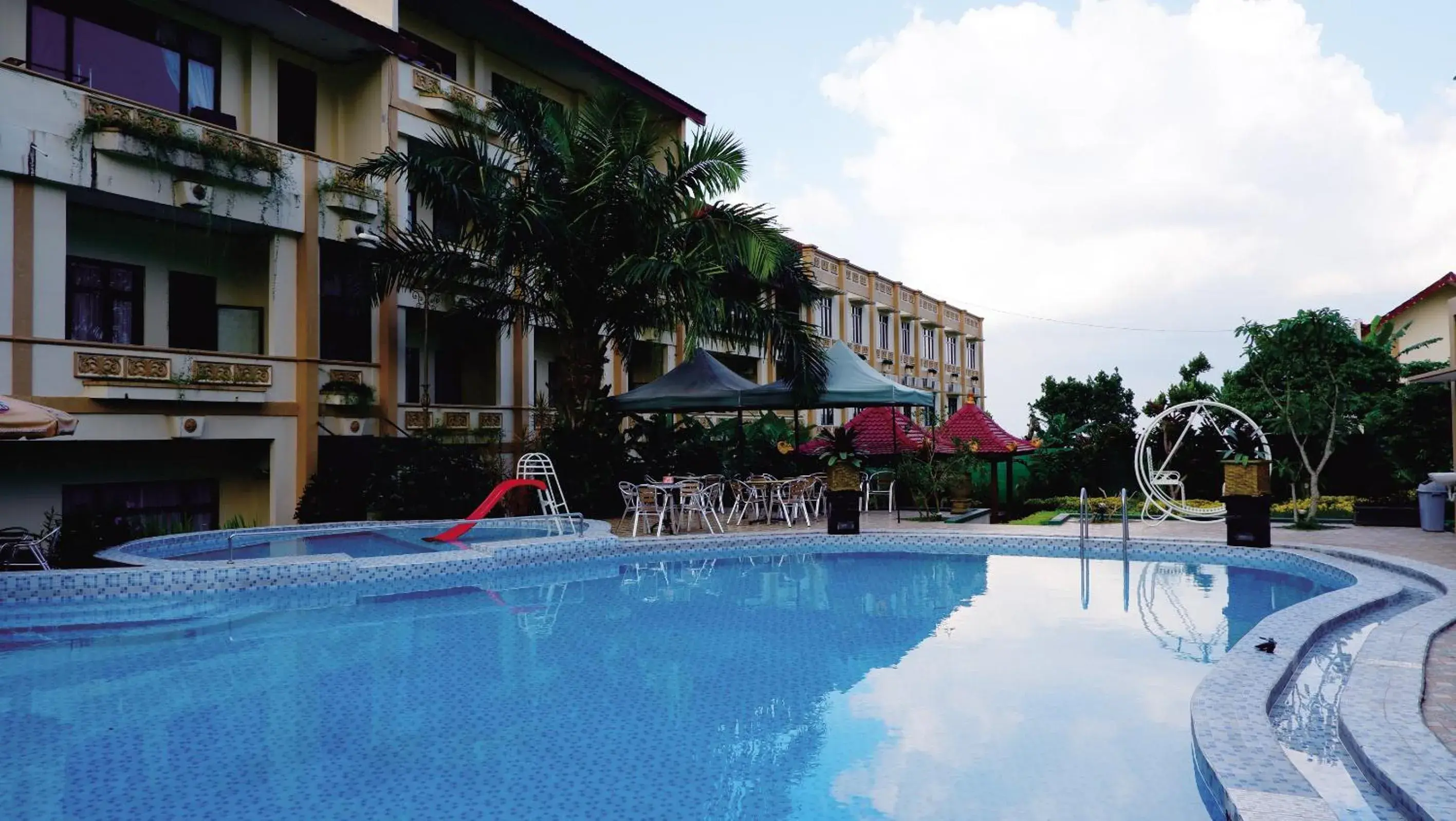 Swimming pool in Zamzam Hotel and Convention Batu Powered By Archipelago Swimming pool in Zamzam Hotel and Convention Batu Powered By Archipelago