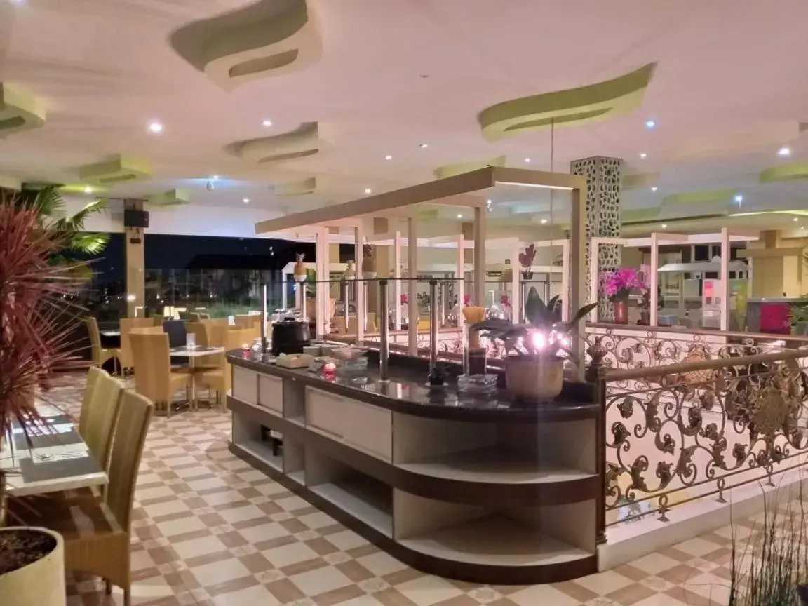 Lounge or bar in Zamzam Hotel and Convention Batu Powered By Archipelago Lounge or bar in Zamzam Hotel and Convention Batu Powered By Archipelago