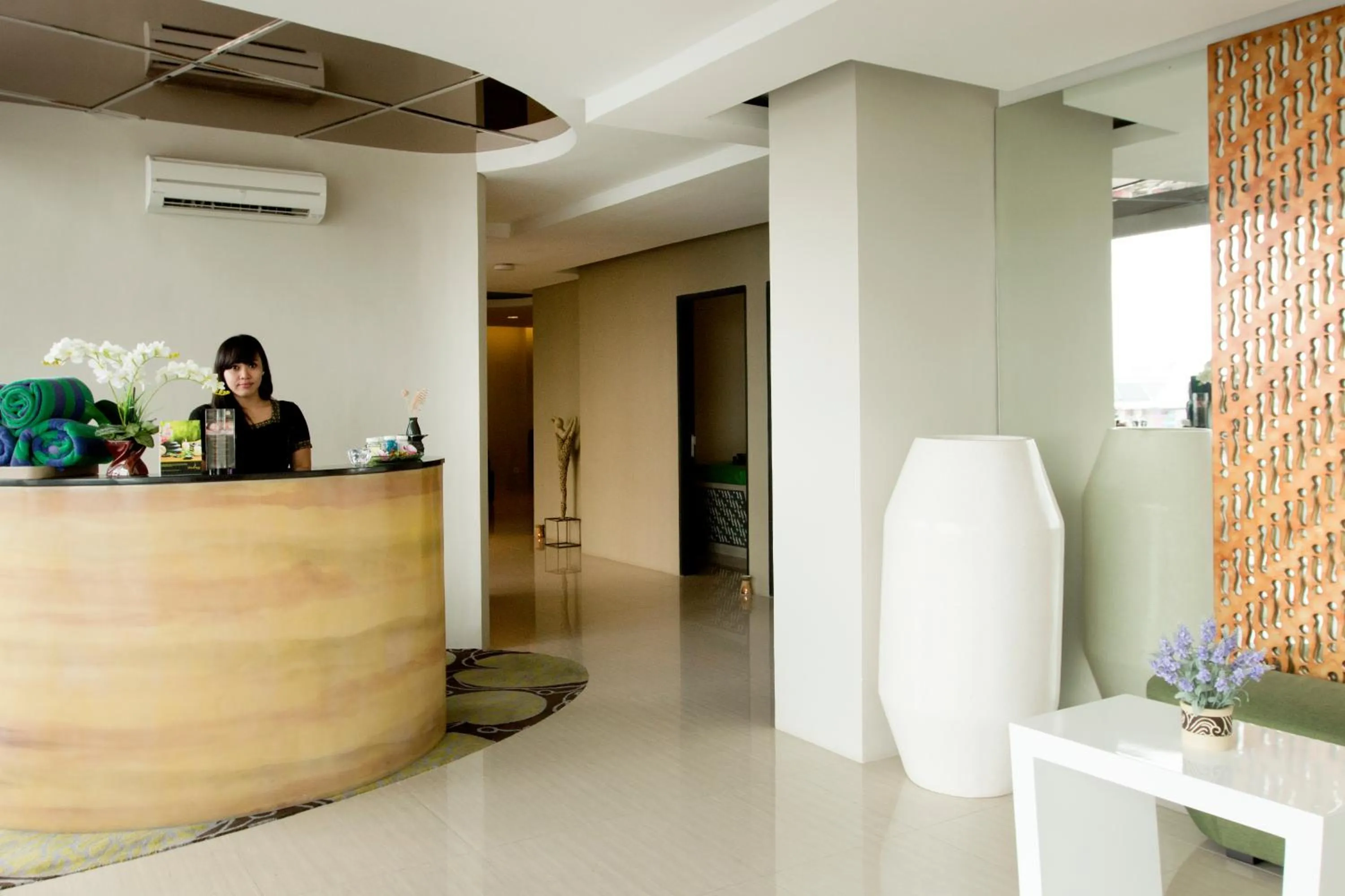 Lobby or reception in Aston Bellevue Radio Dalam