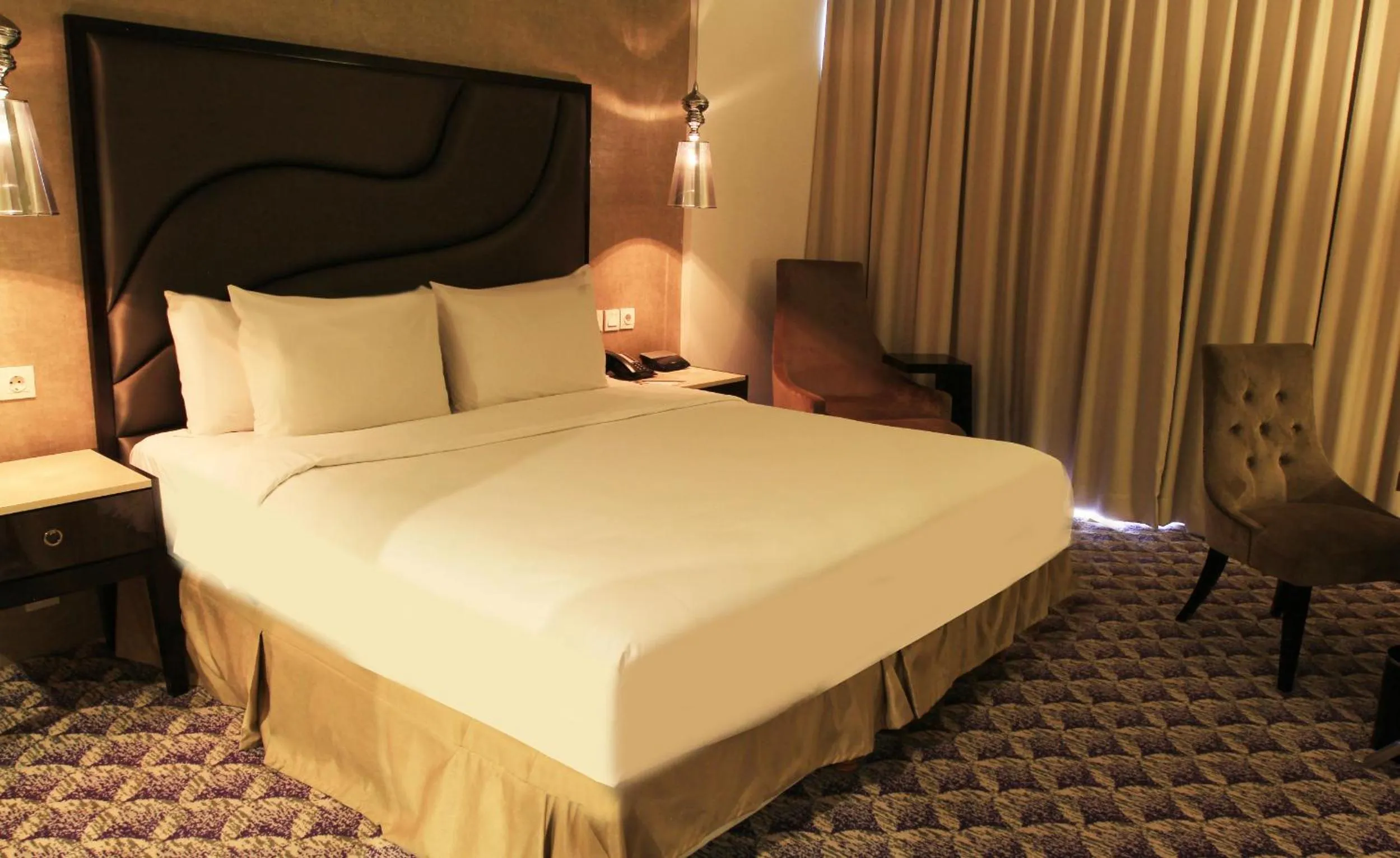 Bedroom in Aston Bellevue Radio Dalam