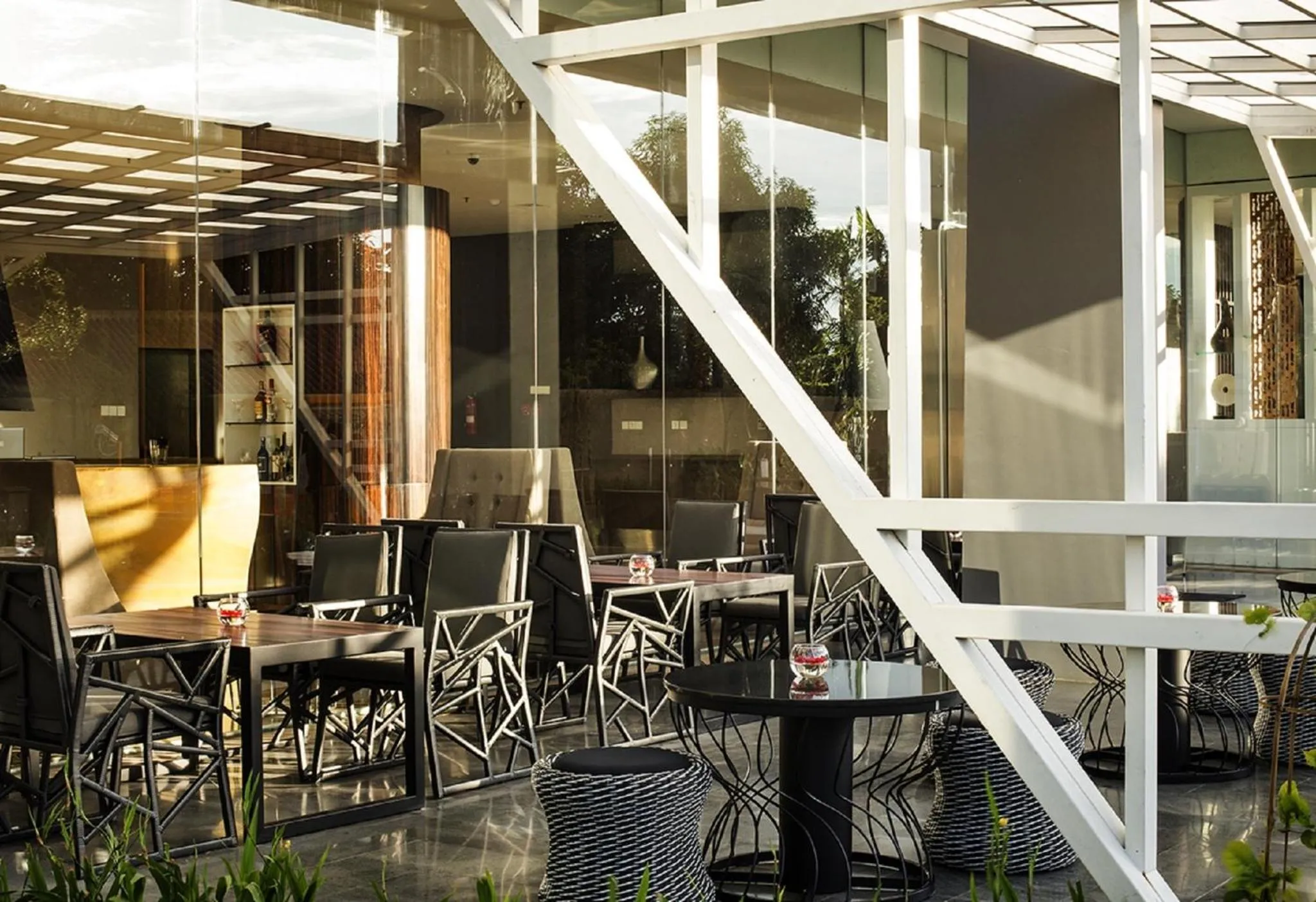 Restaurant/places to eat in Aston Bellevue Radio Dalam