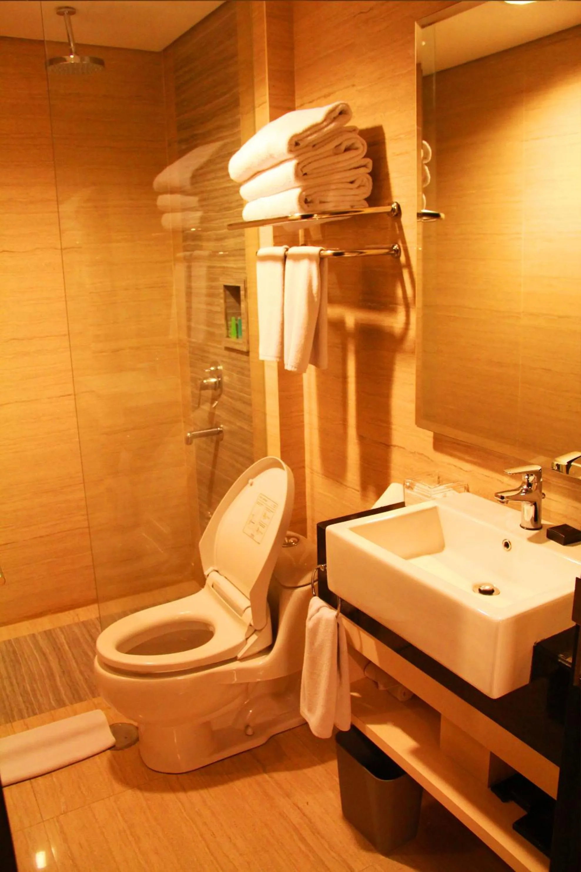 Bathroom in Aston Bellevue Radio Dalam