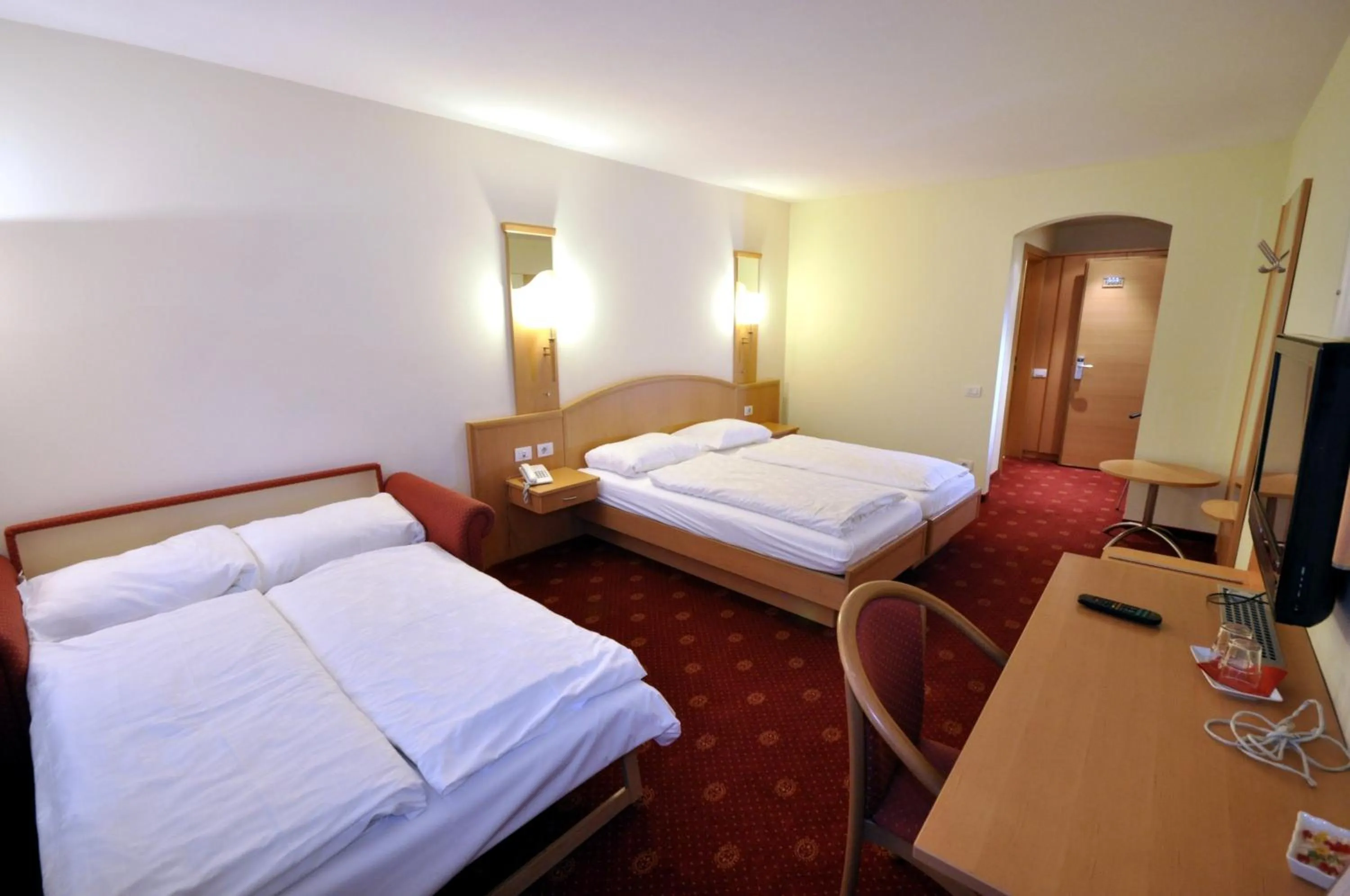 Photo of the whole room, Bed in Cityhotel Tallero