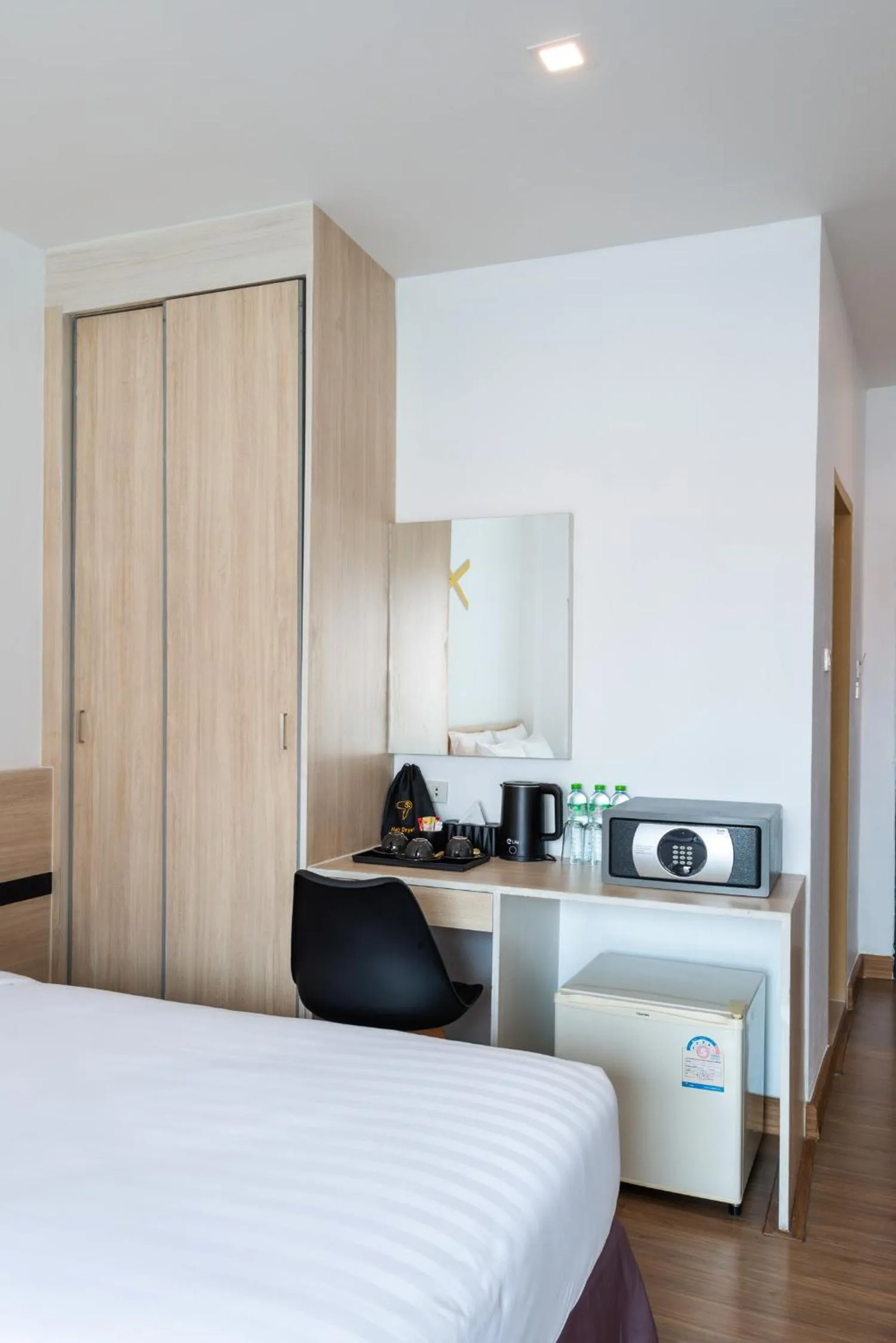 wardrobe, Bed in Arawana Regency North Pattaya