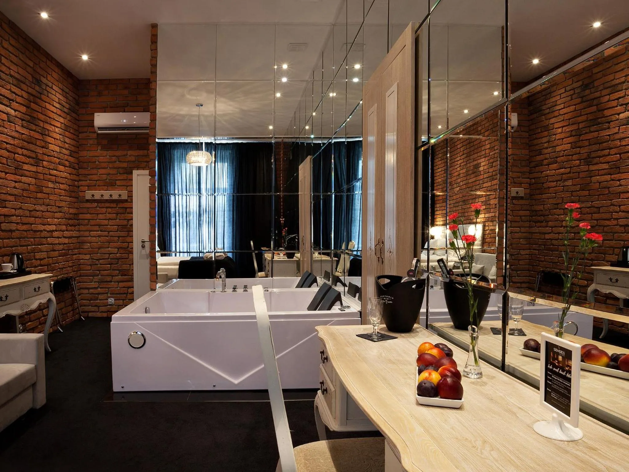 Photo of the whole room in Hotel Betmanowska Main Square Residence Adults Only