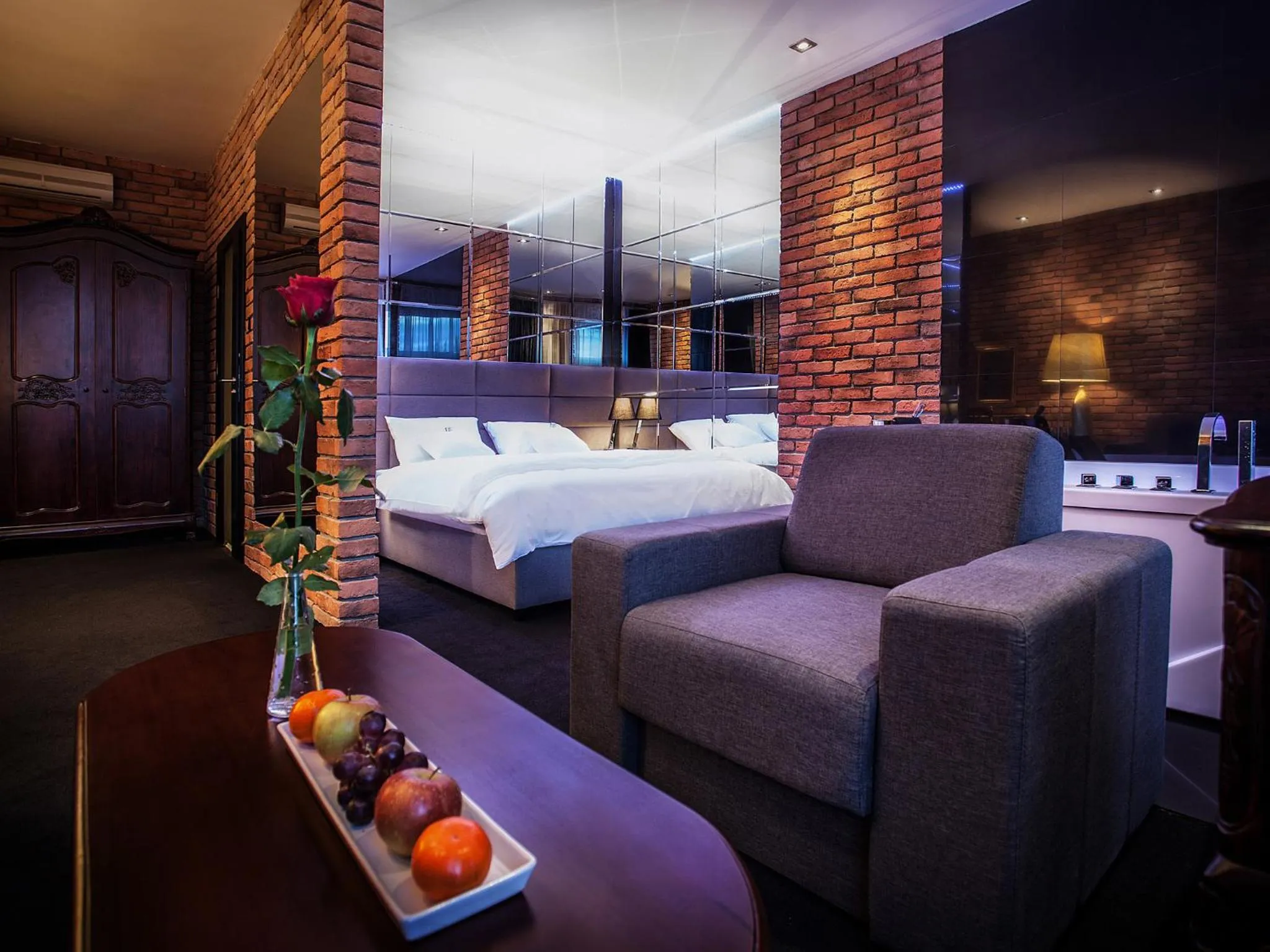 Photo of the whole room, Bed in Hotel Betmanowska Main Square Residence Adults Only