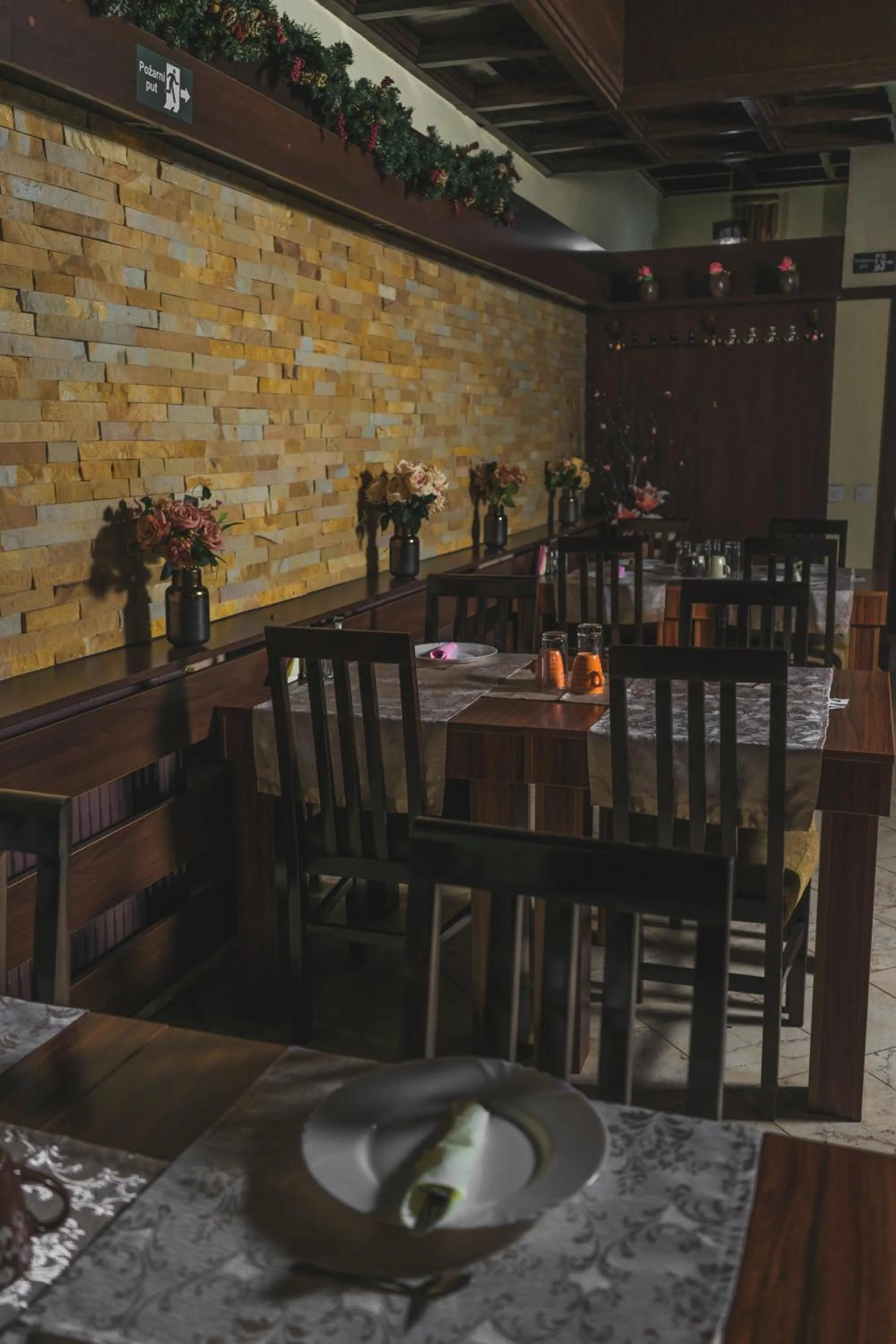 Restaurant/places to eat in Garni Hotel City