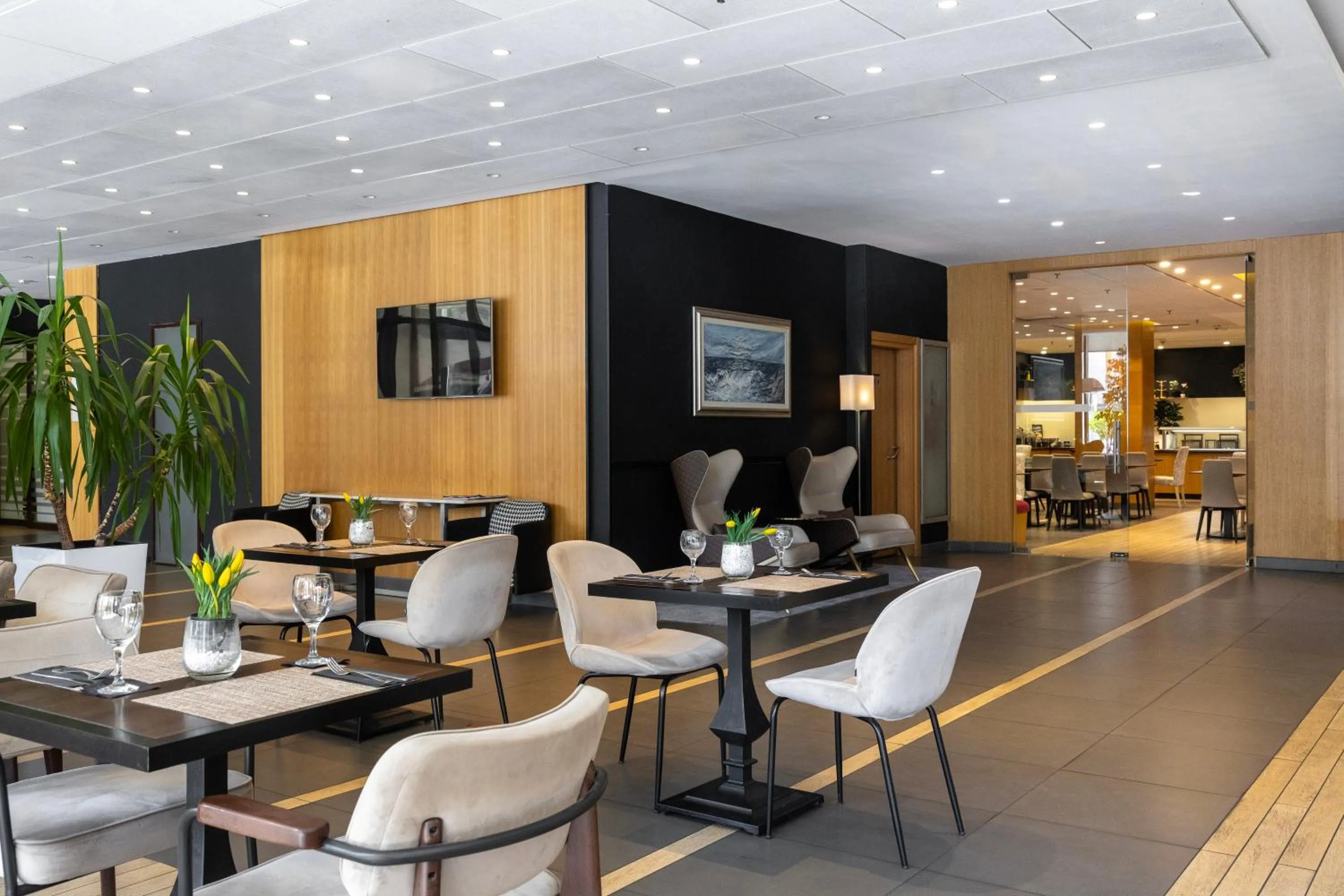 Restaurant/places to eat in Nobel Palace Hotel