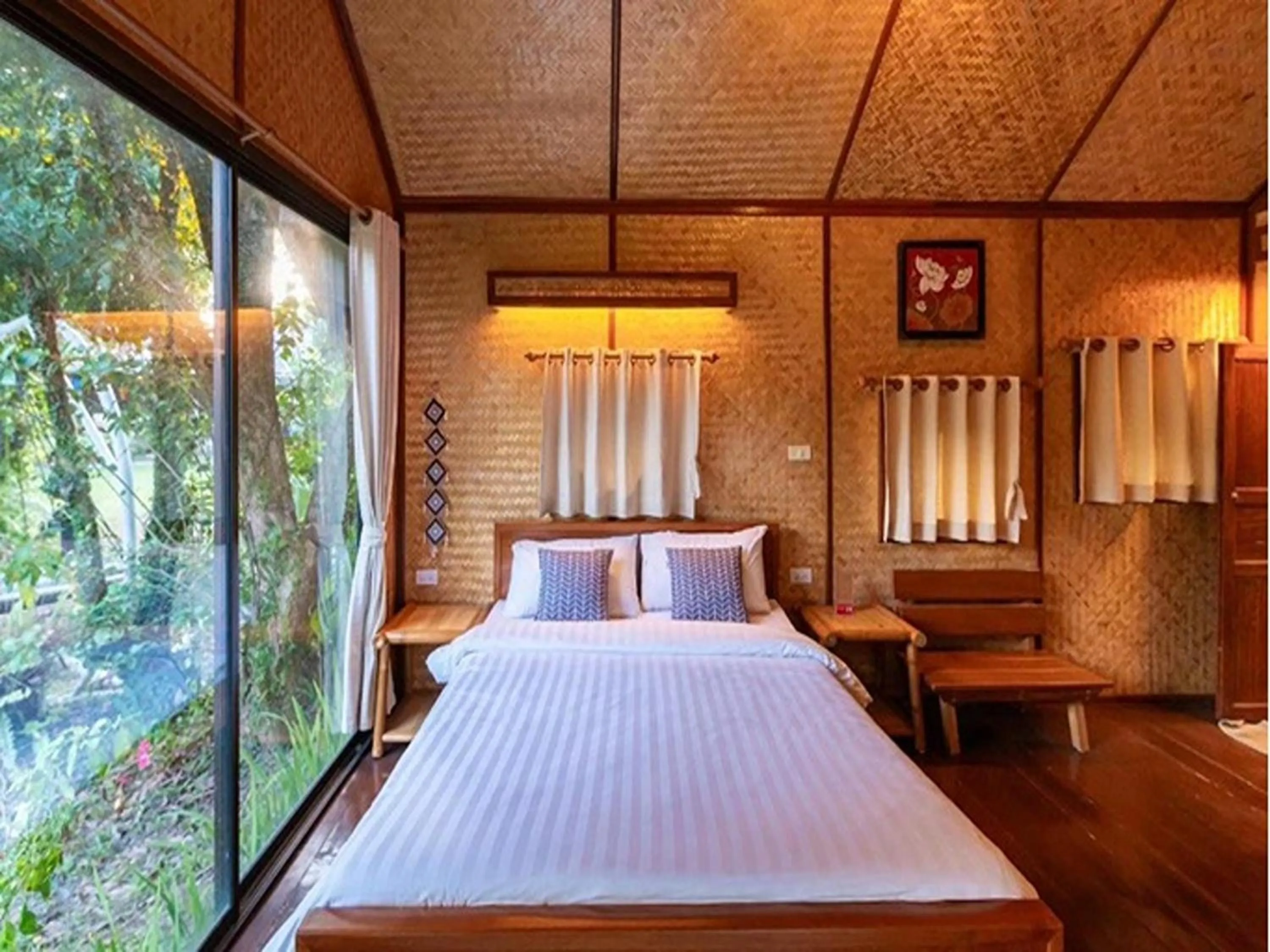 Bed in Lion Cafe Resort