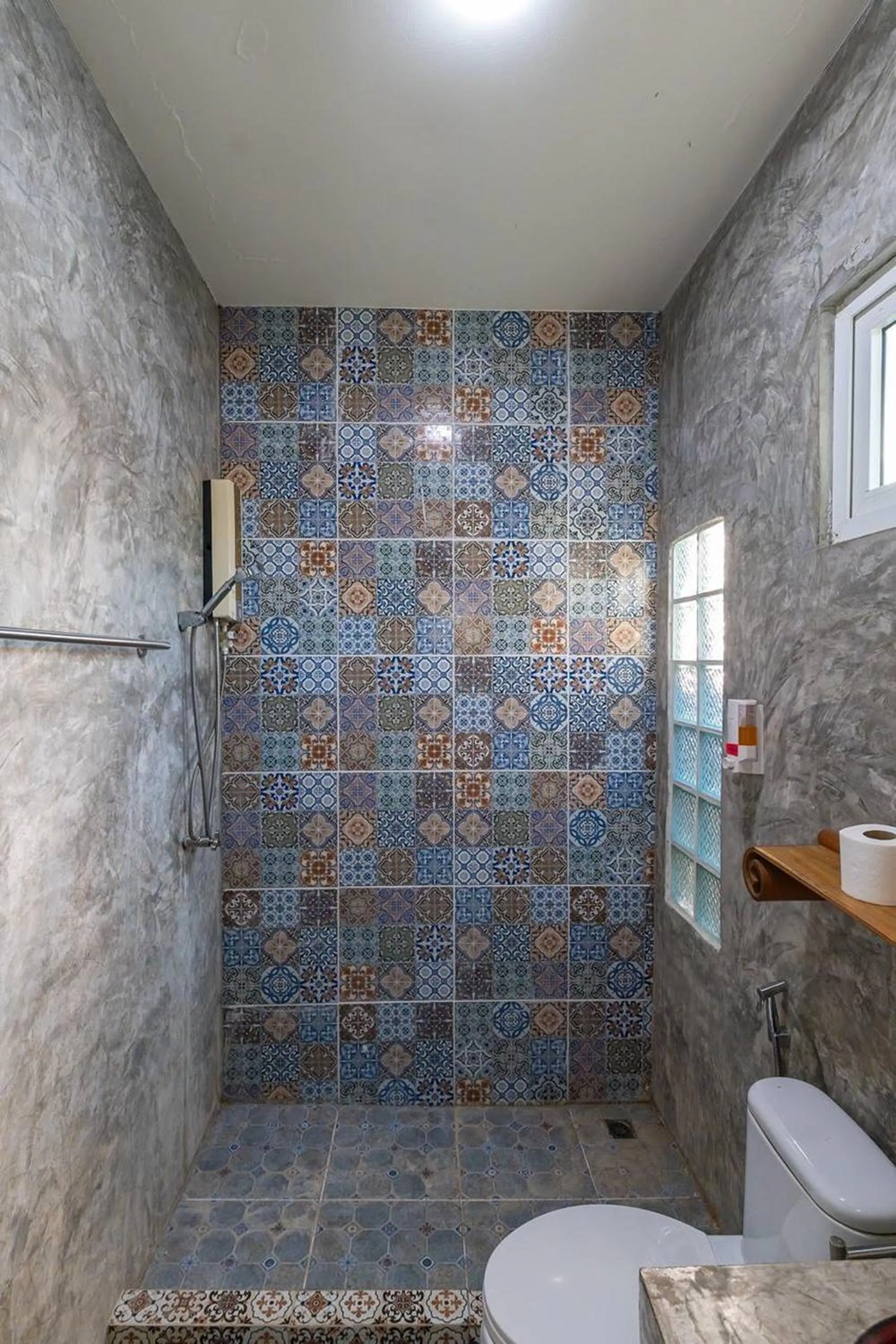 Shower in Lion Cafe Resort