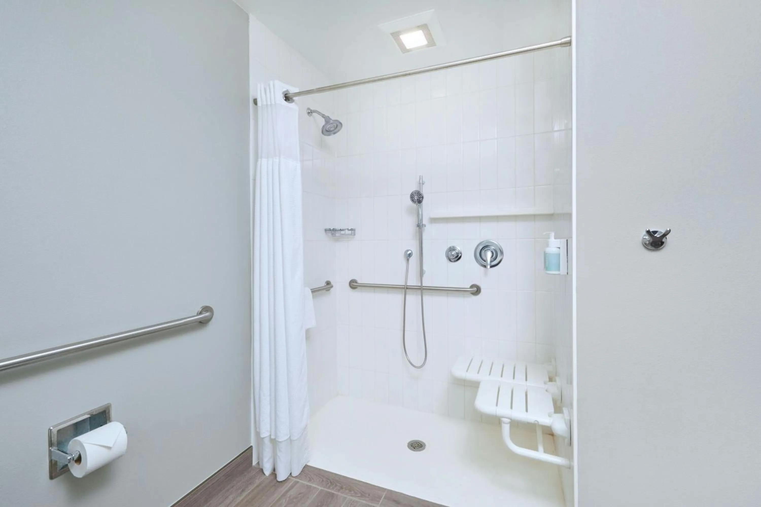 Bathroom in Courtyard by Marriott Oahu North Shore