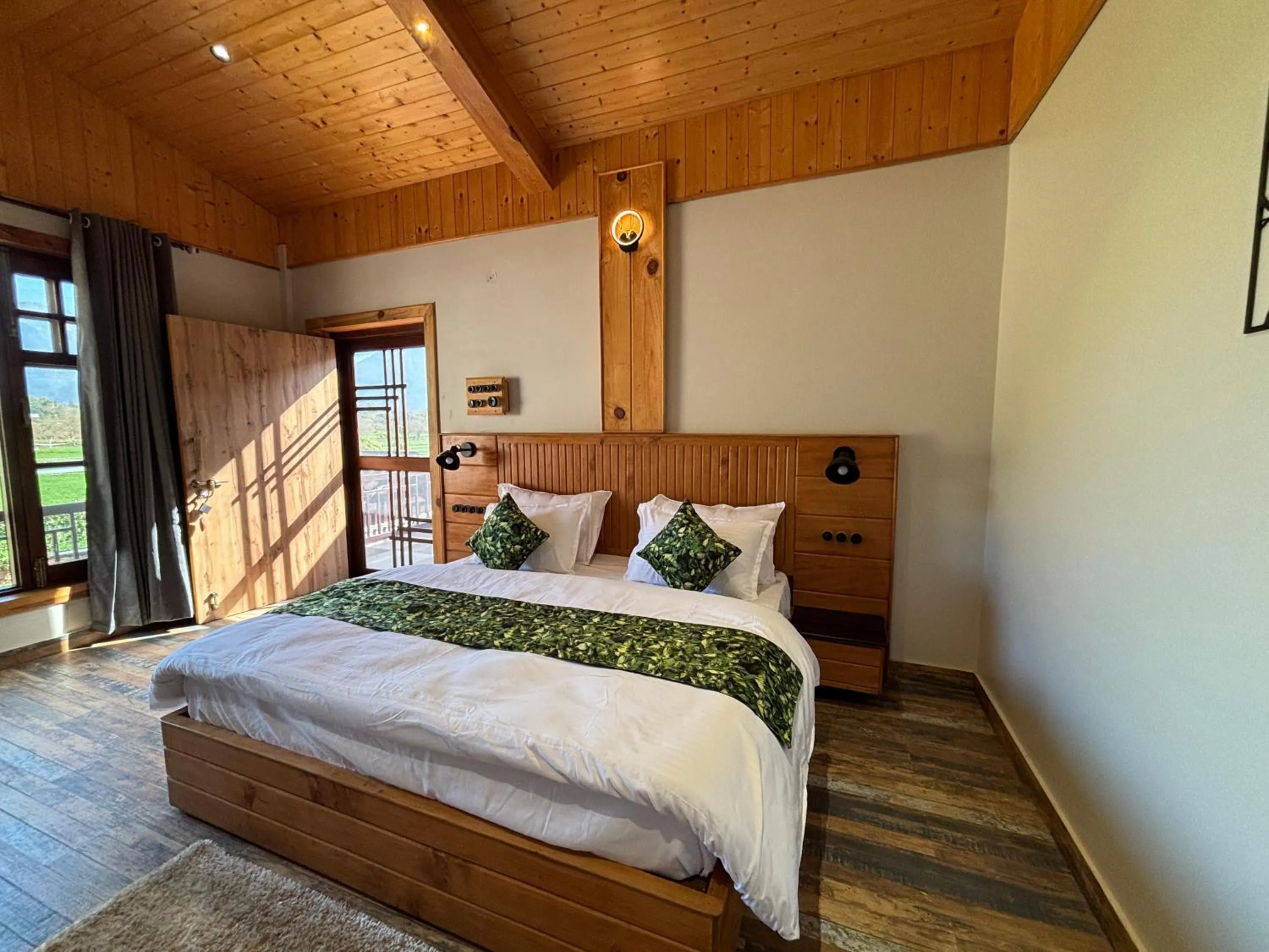 Photo of the whole room, Bed in Vanhills - Luxury Home Stay in Jim Corbett