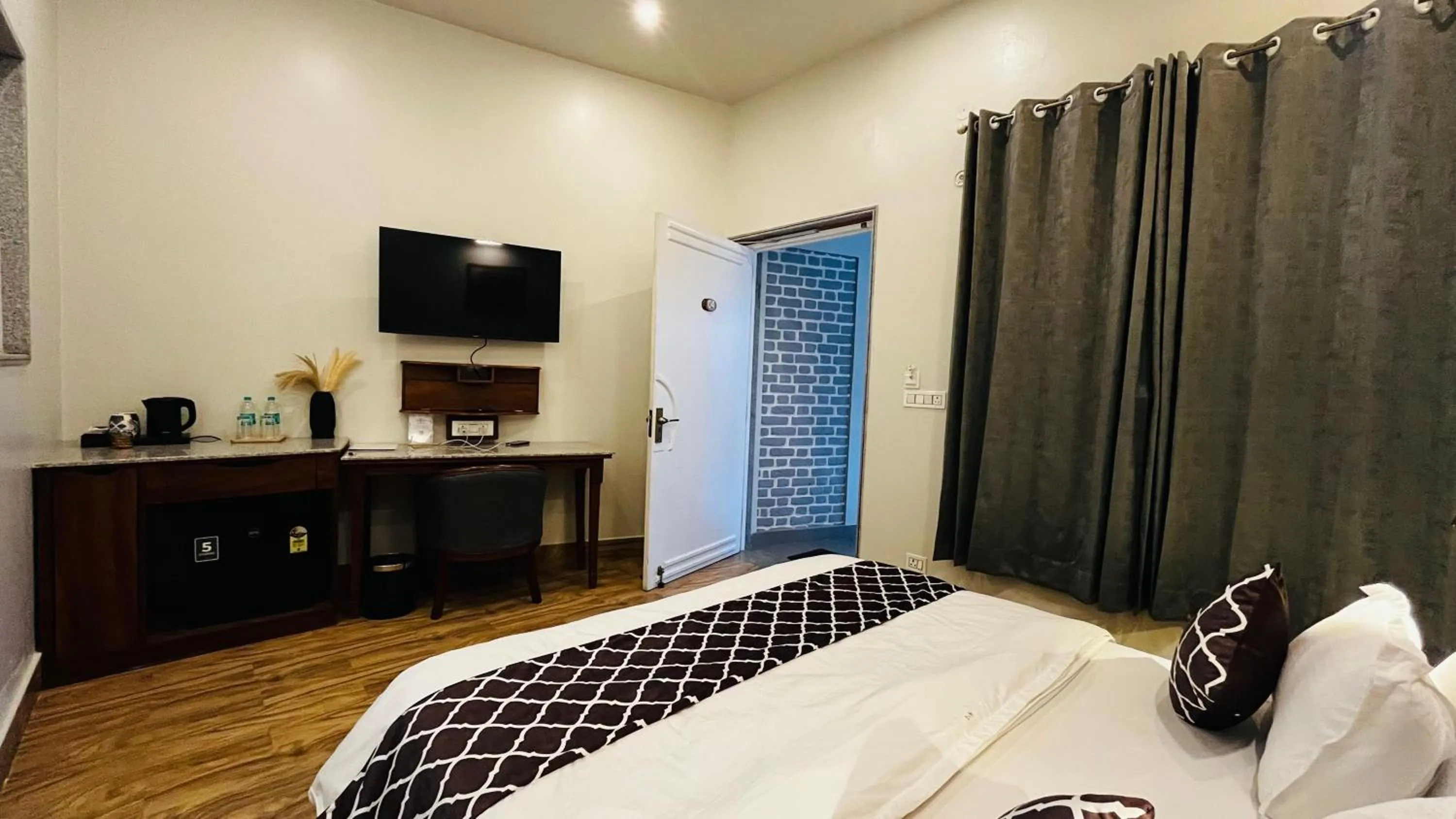 TV and multimedia, Bed in Vanhills - Luxury Home Stay in Jim Corbett