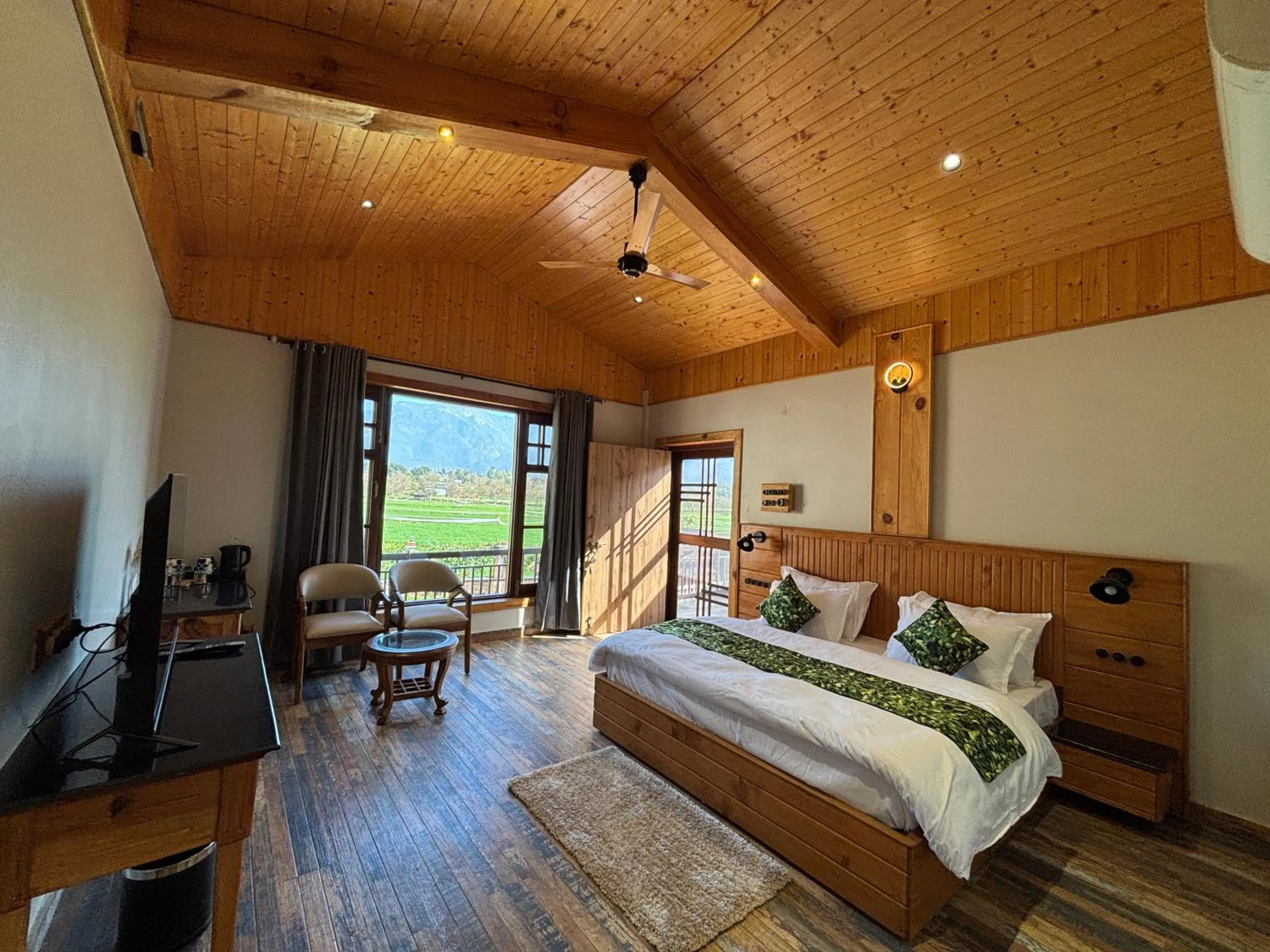 Bed in Vanhills - Luxury Home Stay in Jim Corbett