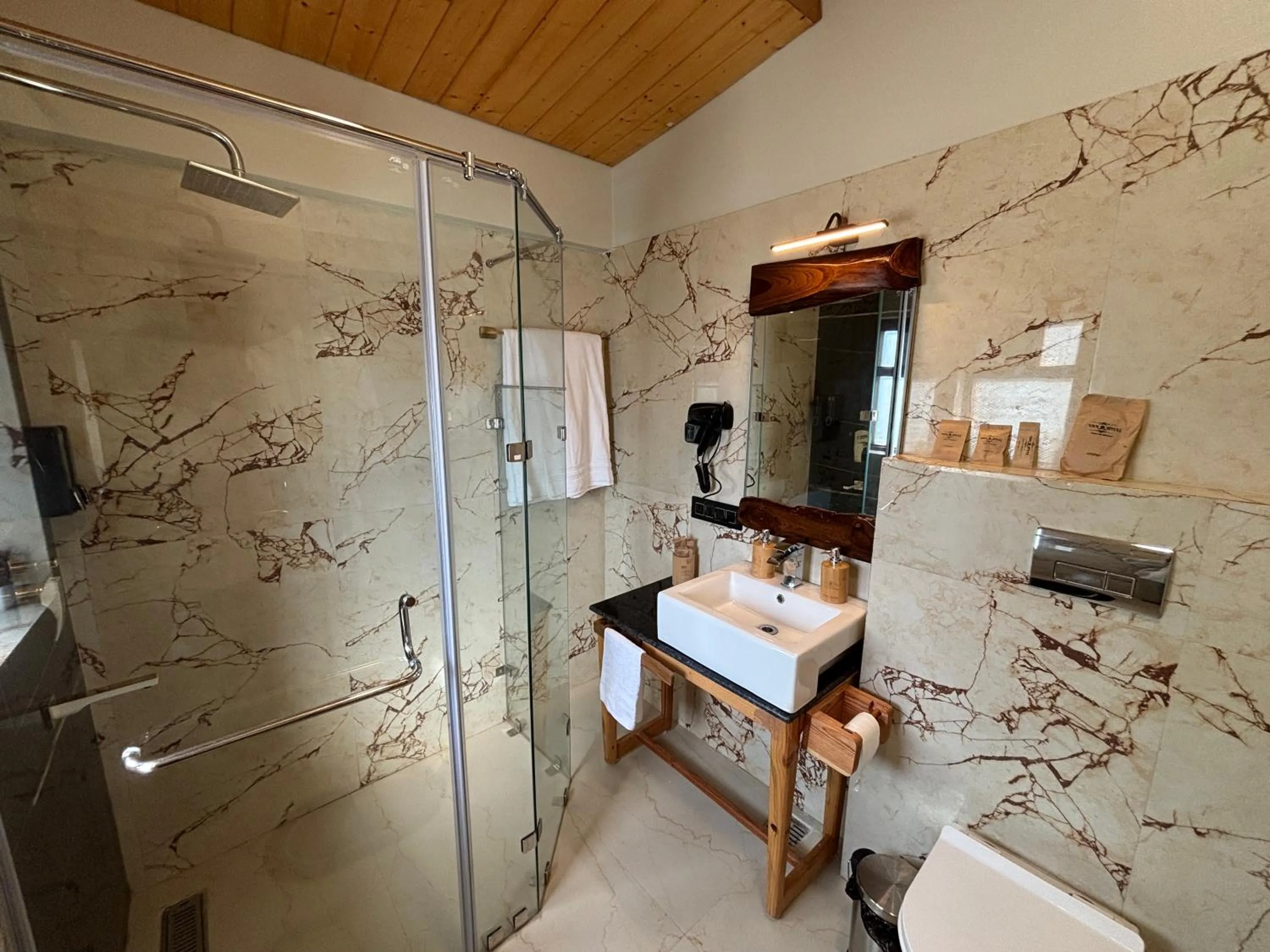 Bathroom in Vanhills - Luxury Home Stay in Jim Corbett