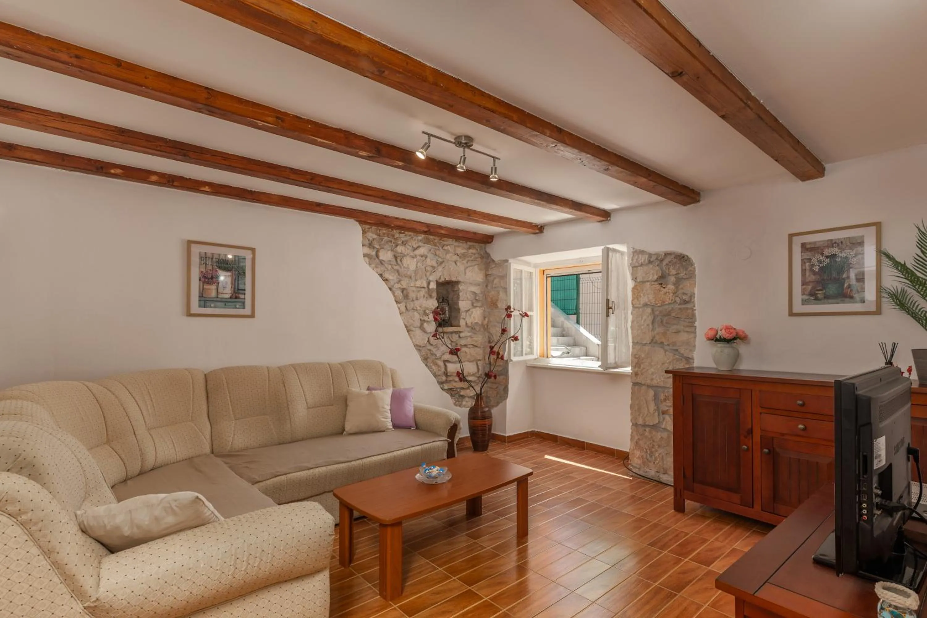 House Papinka with Private Pool & Garden - Happy Rentals