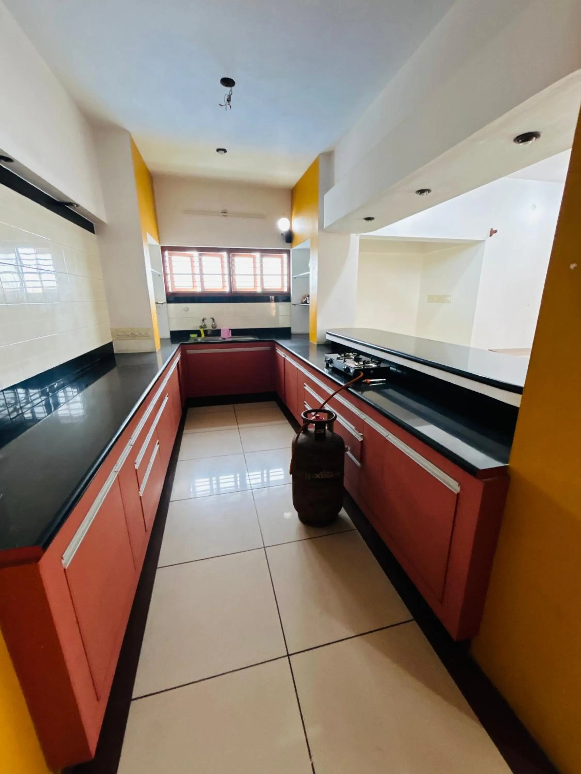 Kitchen or kitchenette in Stay Confo Villa