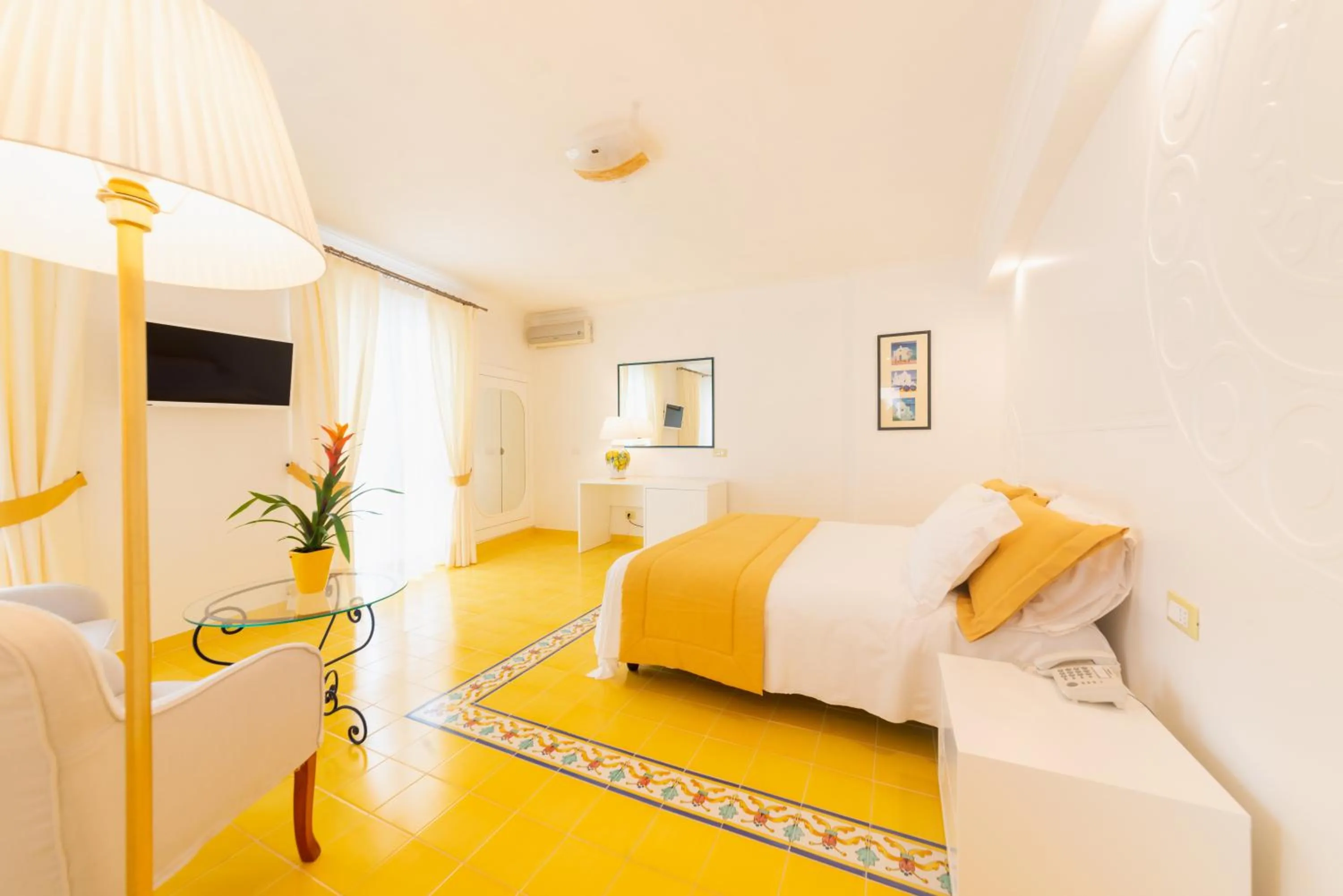 View (from property/room), Bed in Hotel Villa Bianca