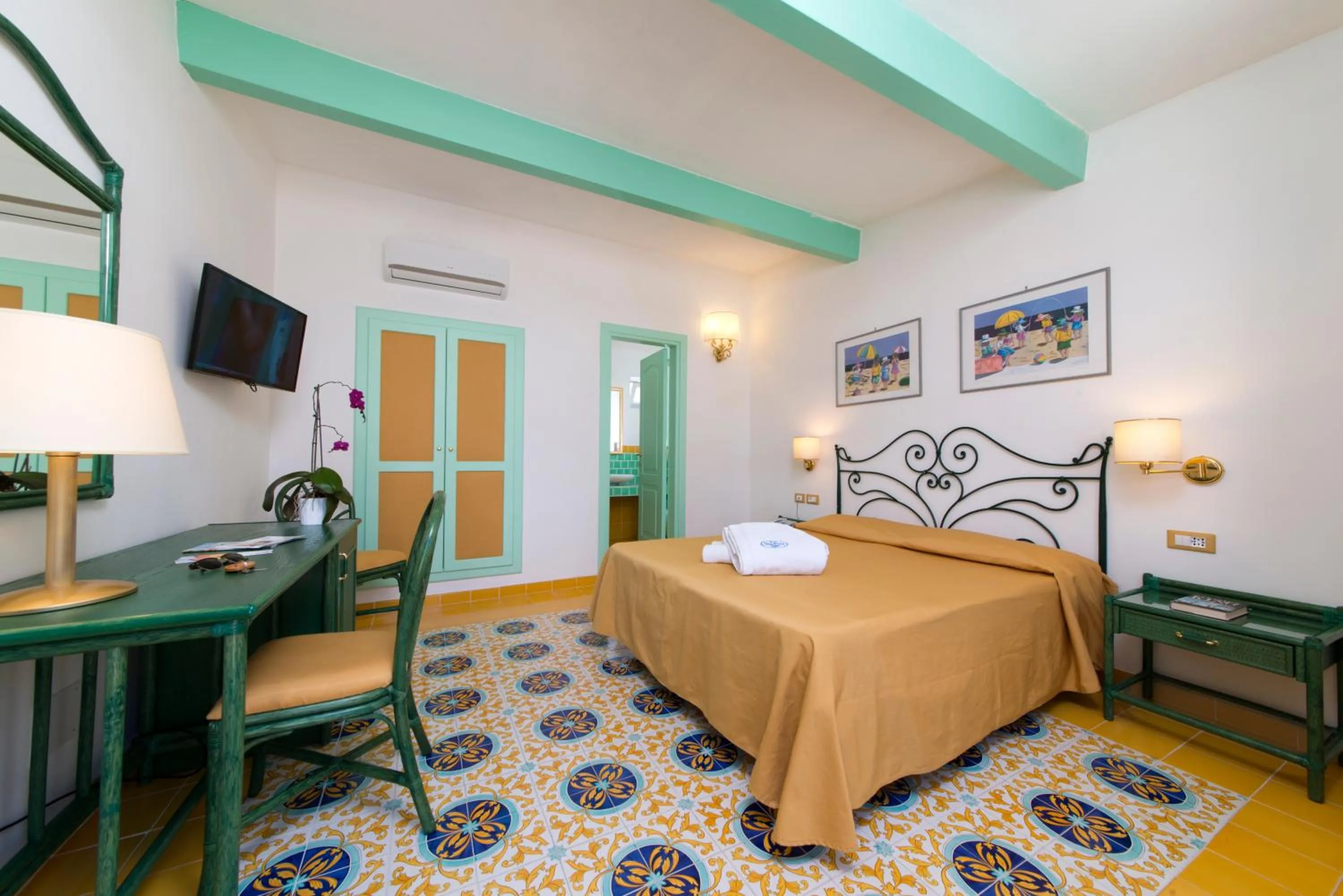 Bathroom, Bed in Hotel Villa Bianca