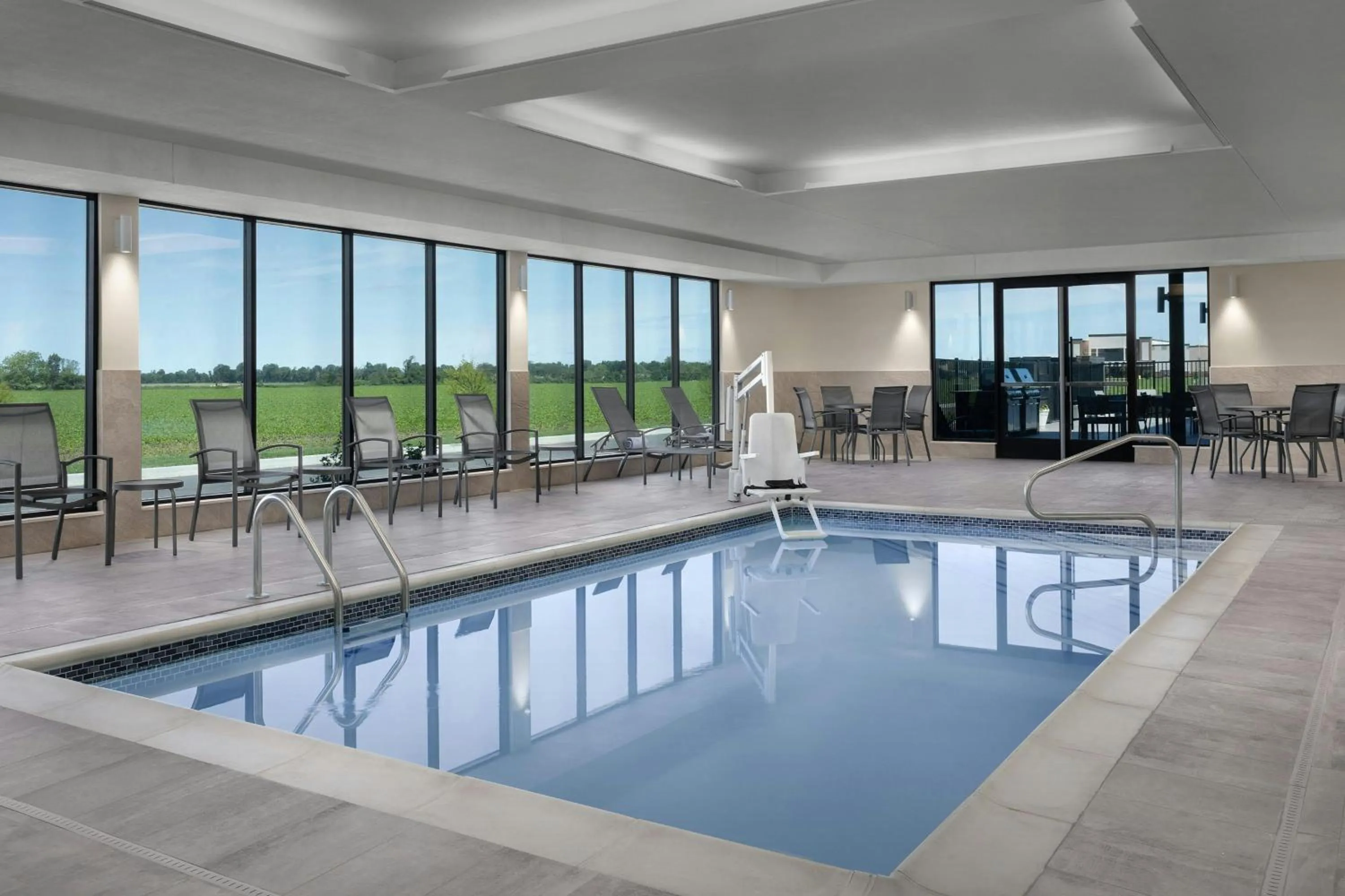 Swimming pool in TownePlace Suites by Marriott Sikeston