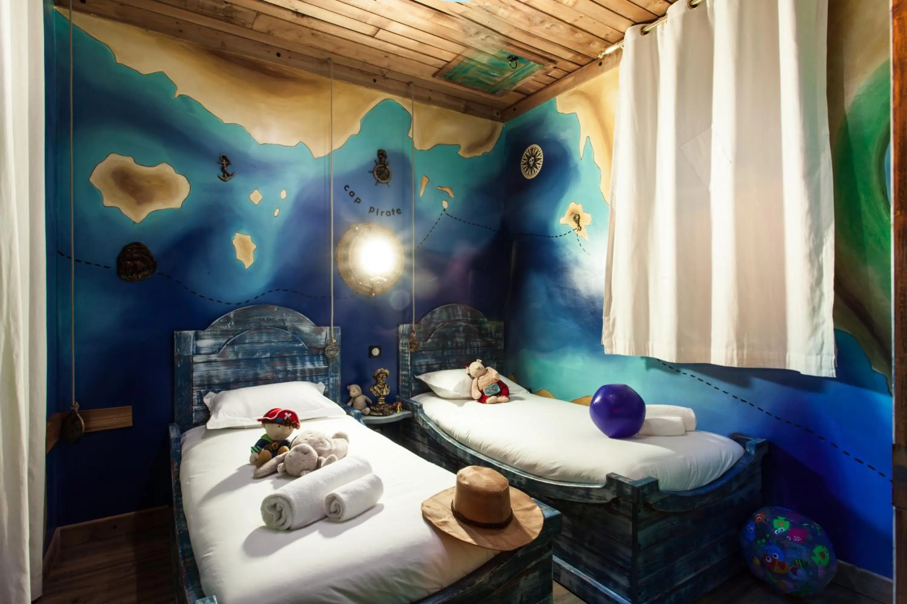 Staff, Bed in Hôtel Cap Pirate