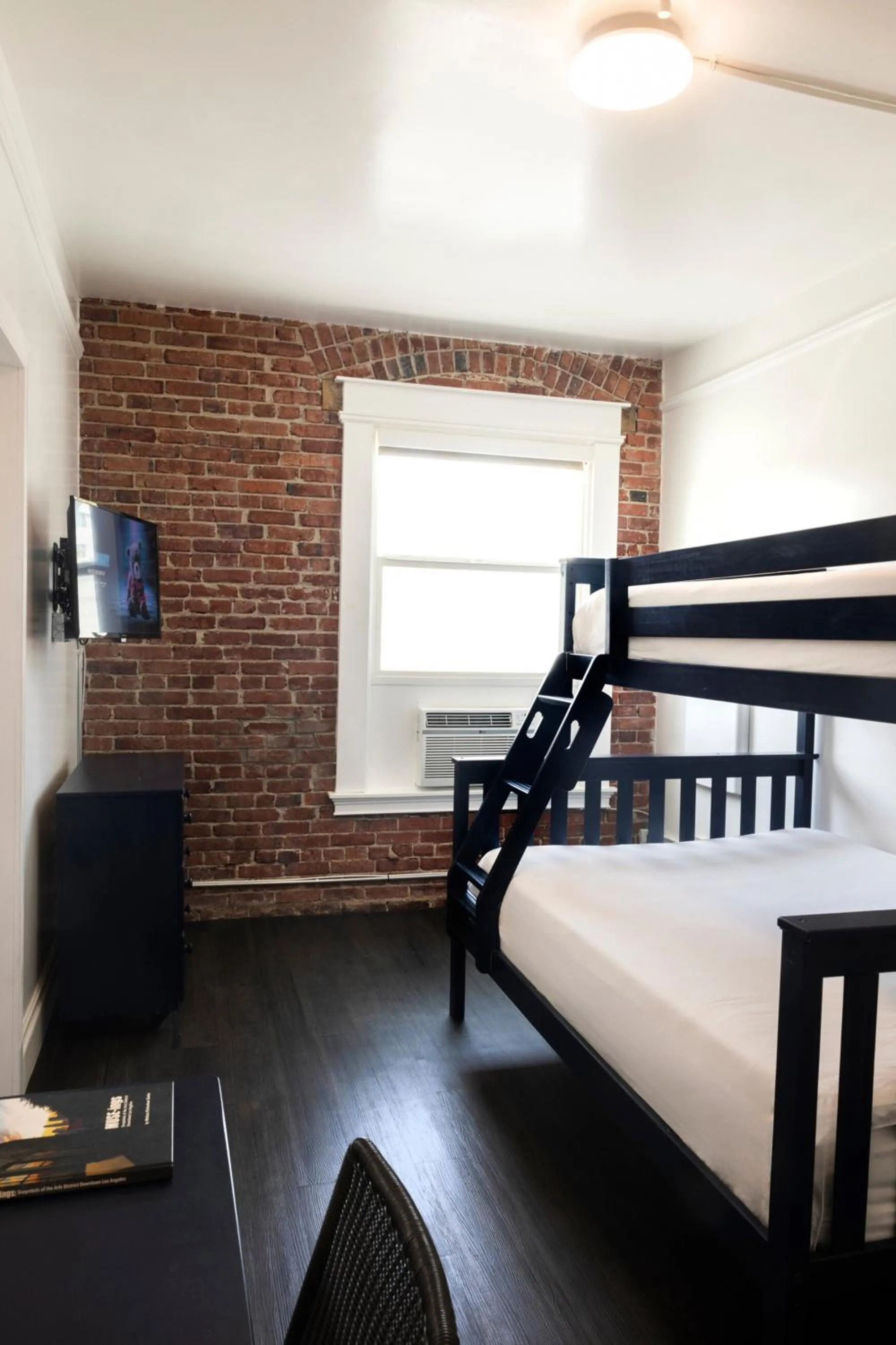 Communal lounge/ TV room, Bed in American Hotel