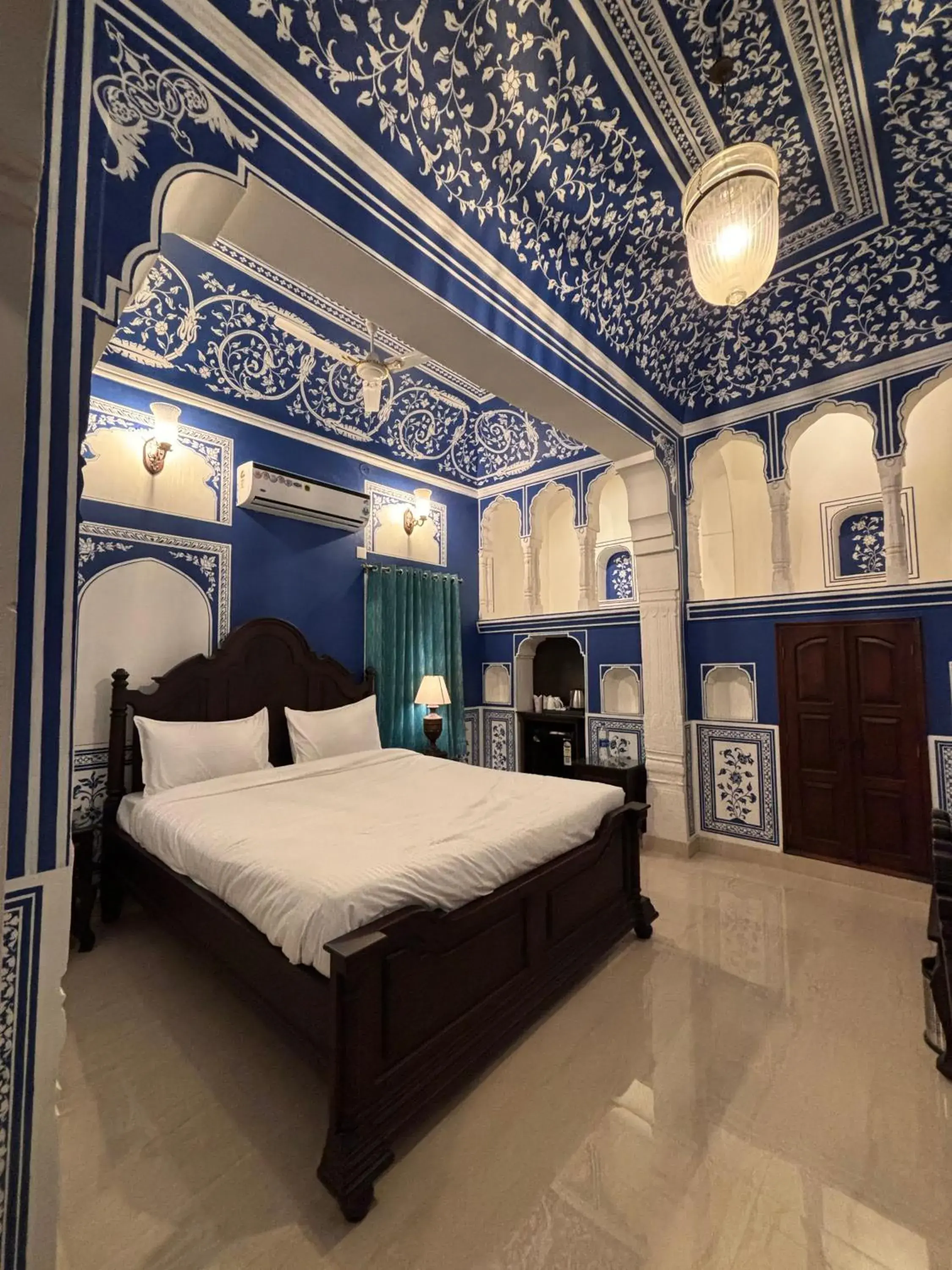 Deluxe Room in Hotel Mandawa Vilas Deluxe Room in Hotel Mandawa Vilas
