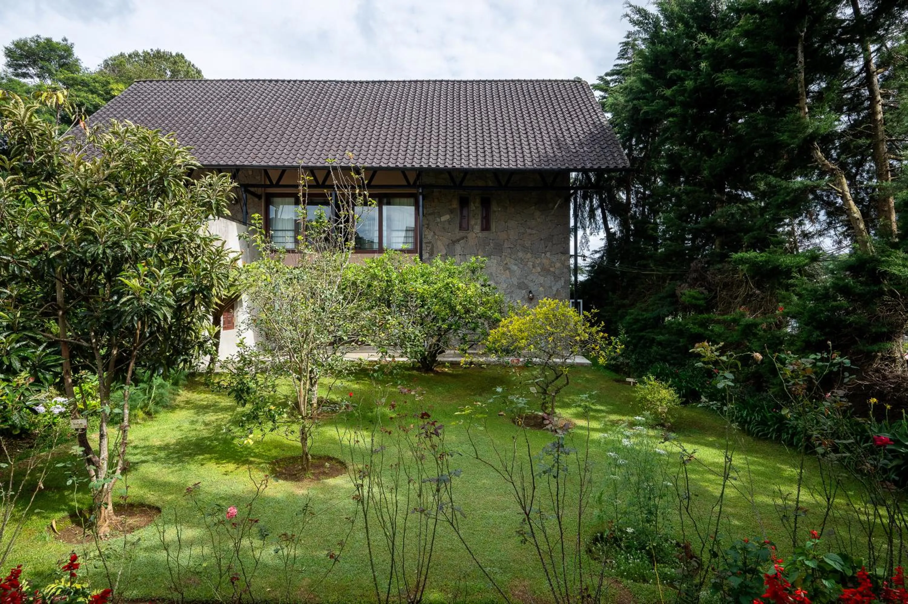 Garden in Tathya Hills - Luxe Garden Retreat In The Hills