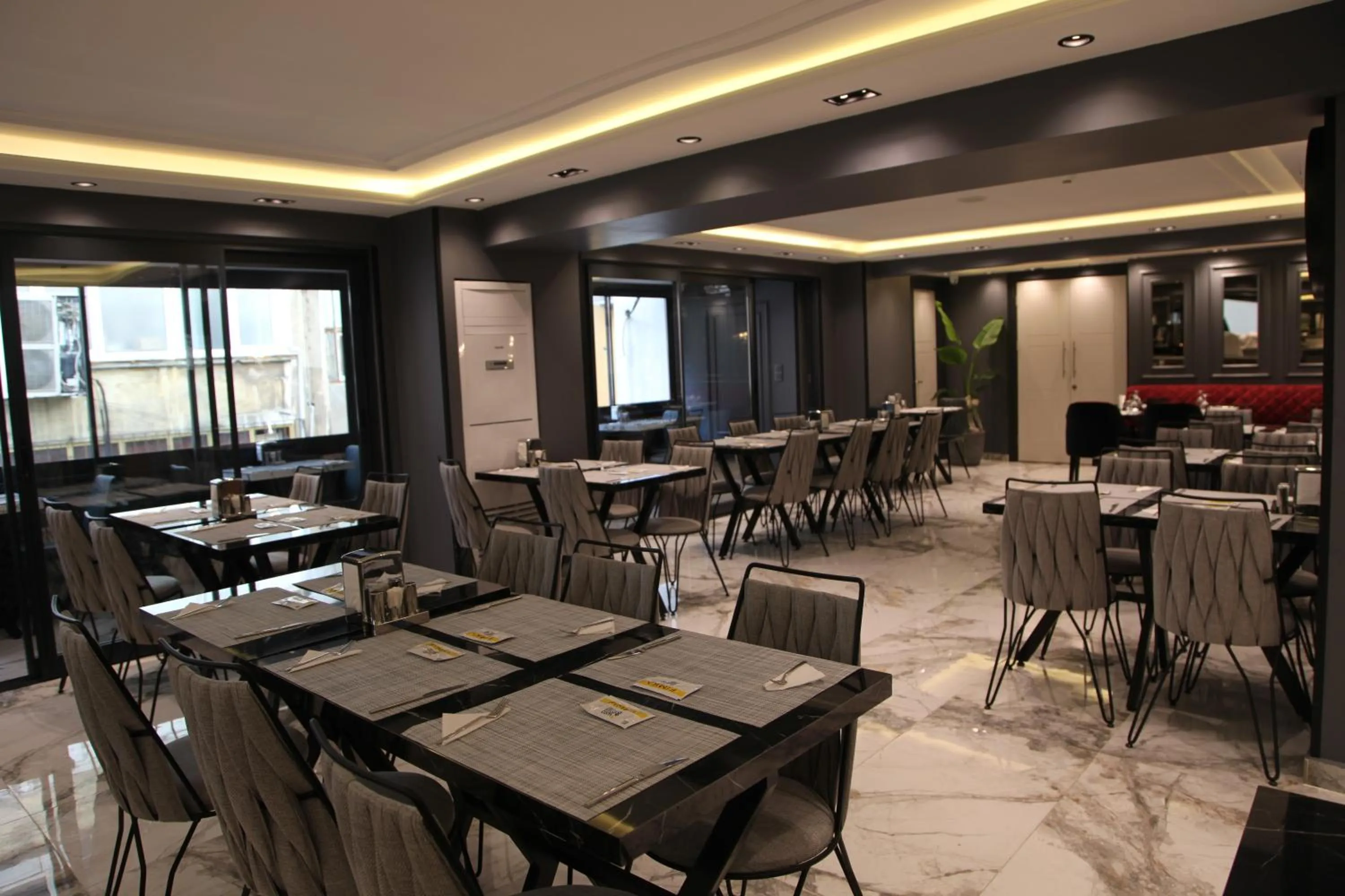 Restaurant/places to eat in Fimka Hotel