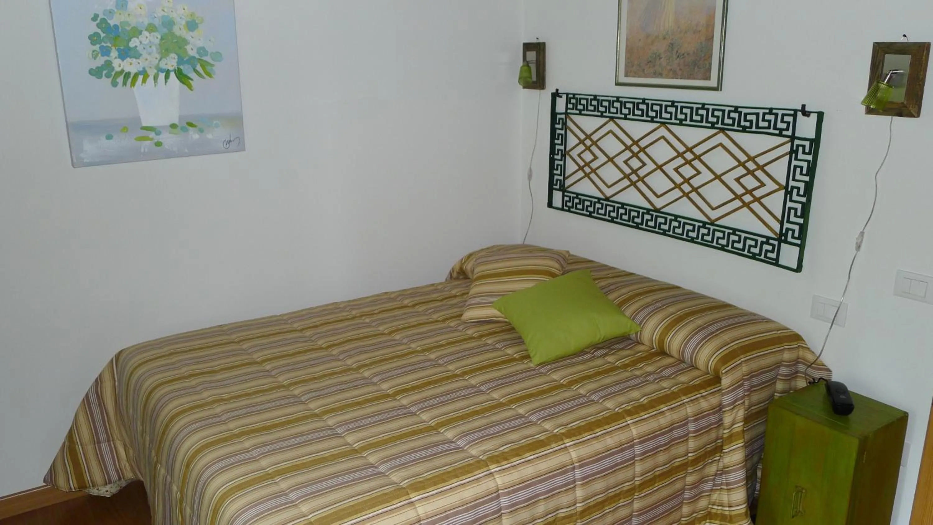 Small Double Room with Private External Bathroom in La Casa di Campagna
