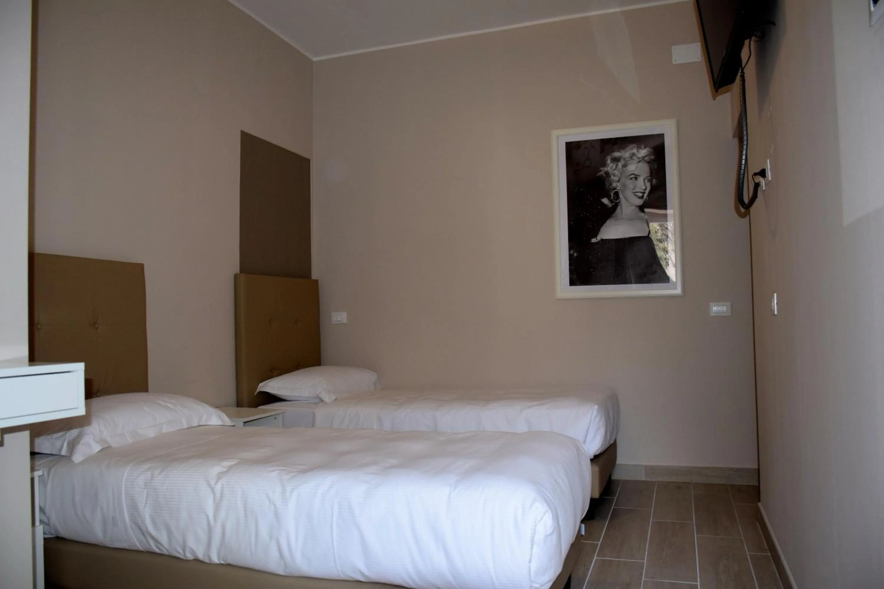 Photo of the whole room, Bed in B&B Leonardo