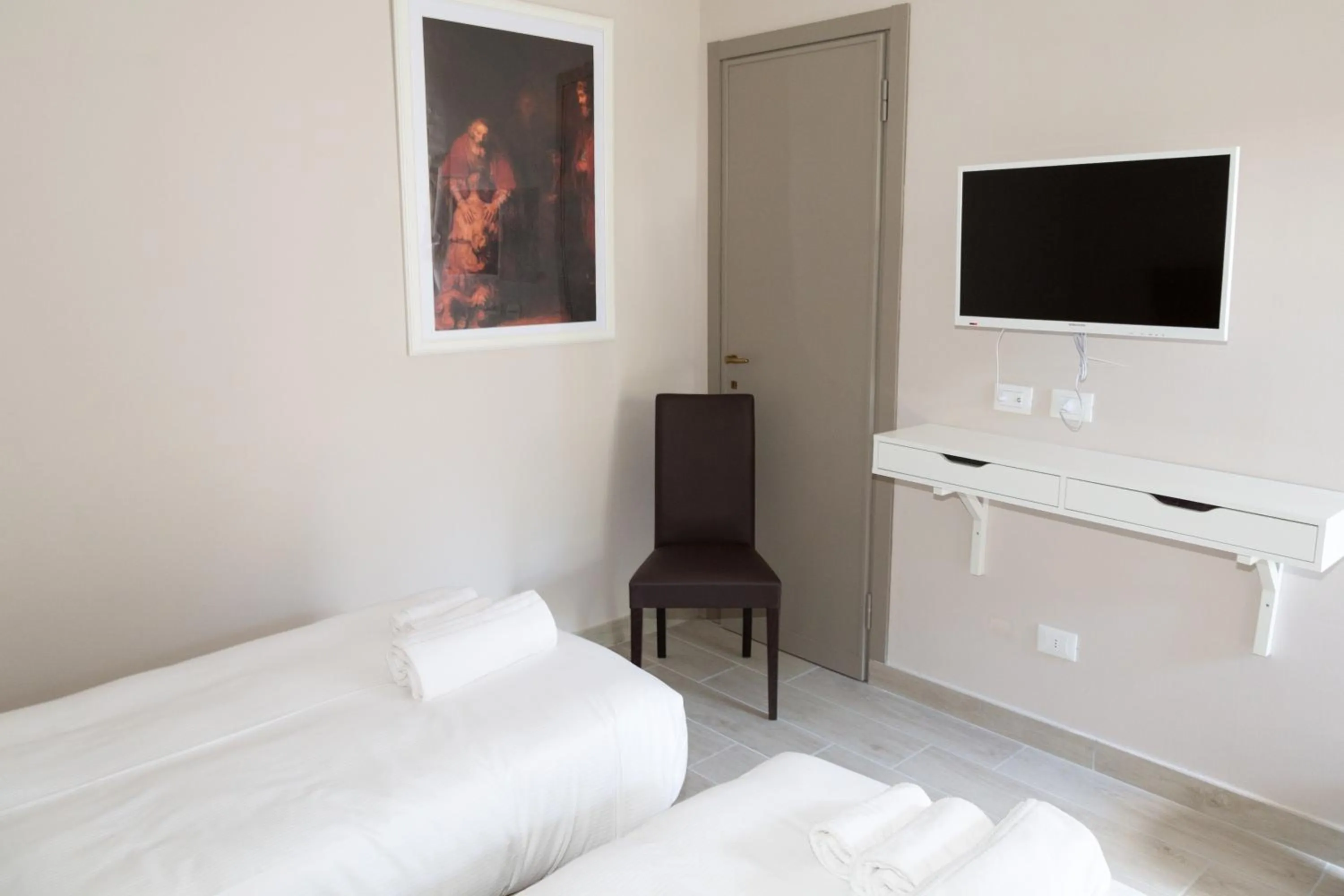 Property building, Bed in B&B Leonardo