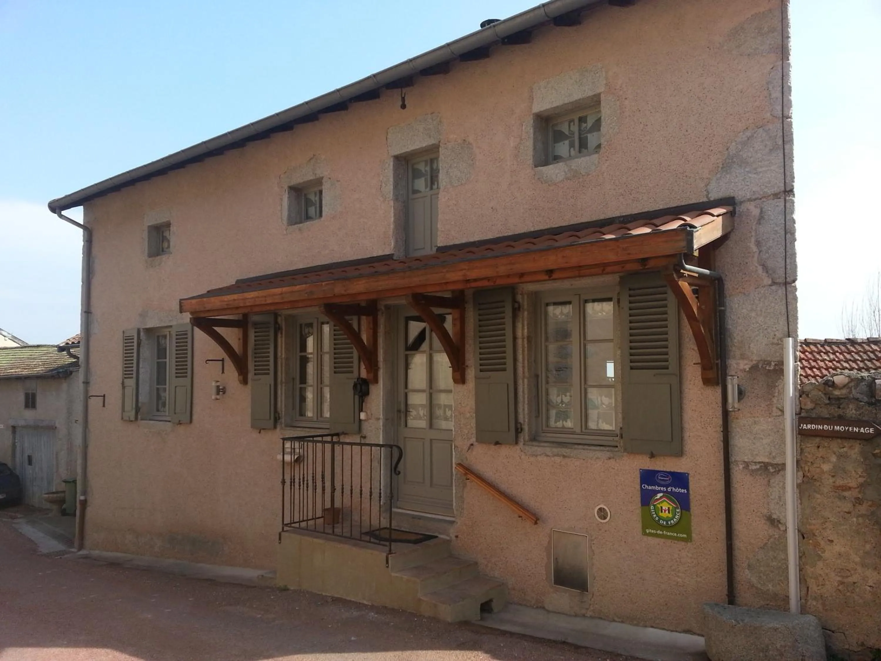 Facade/entrance in Relais St Jacques - Roanne