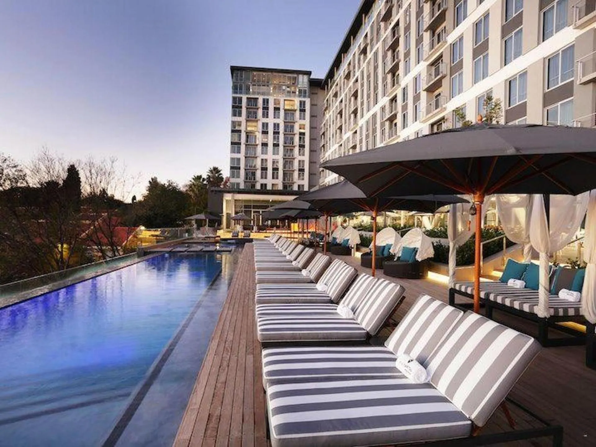 Apartment - Sleeps 4 - Pool - Balcony - Parking
