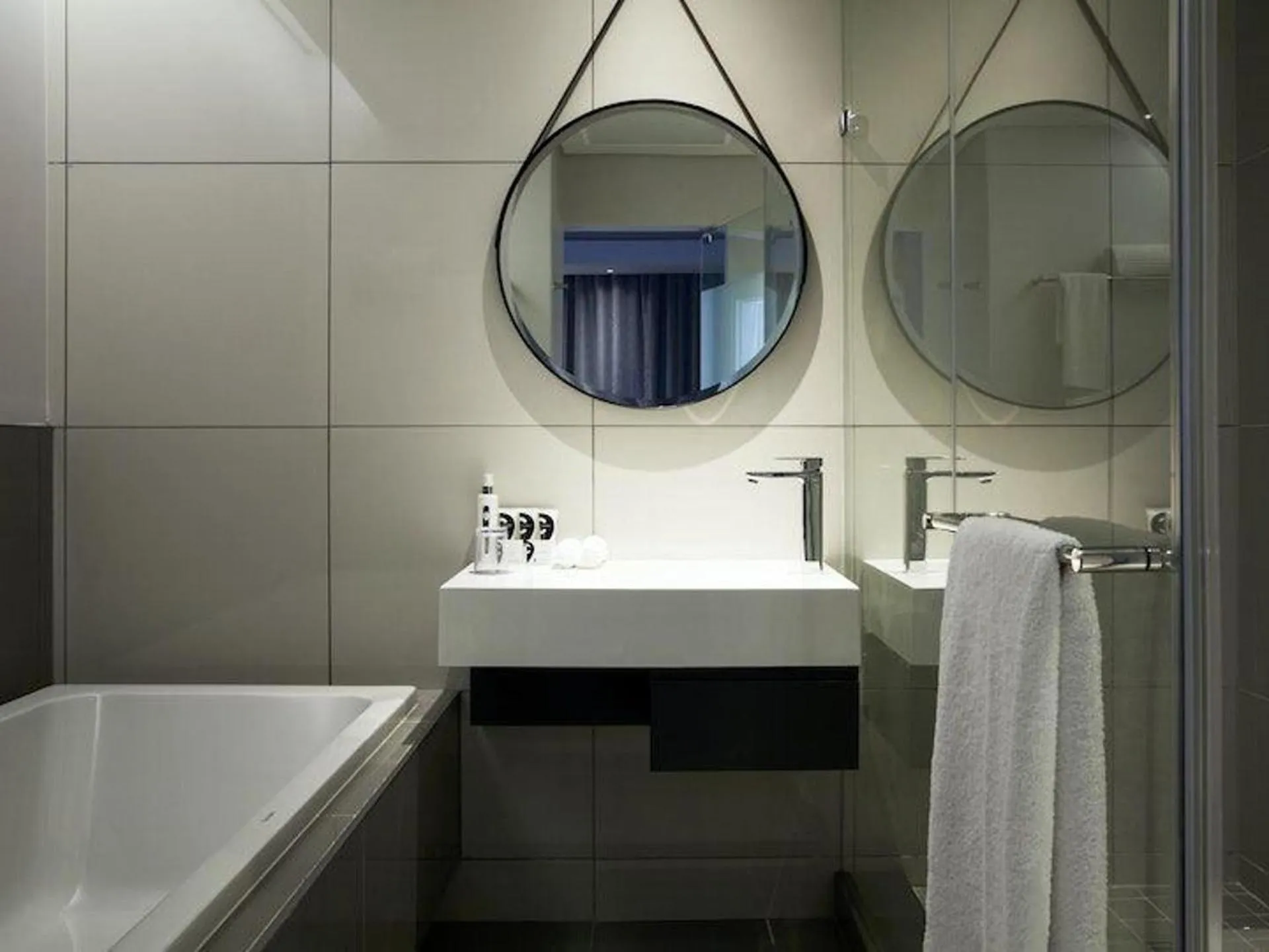 Apartment - Sleeps 4 - Pool - Balcony - Parking