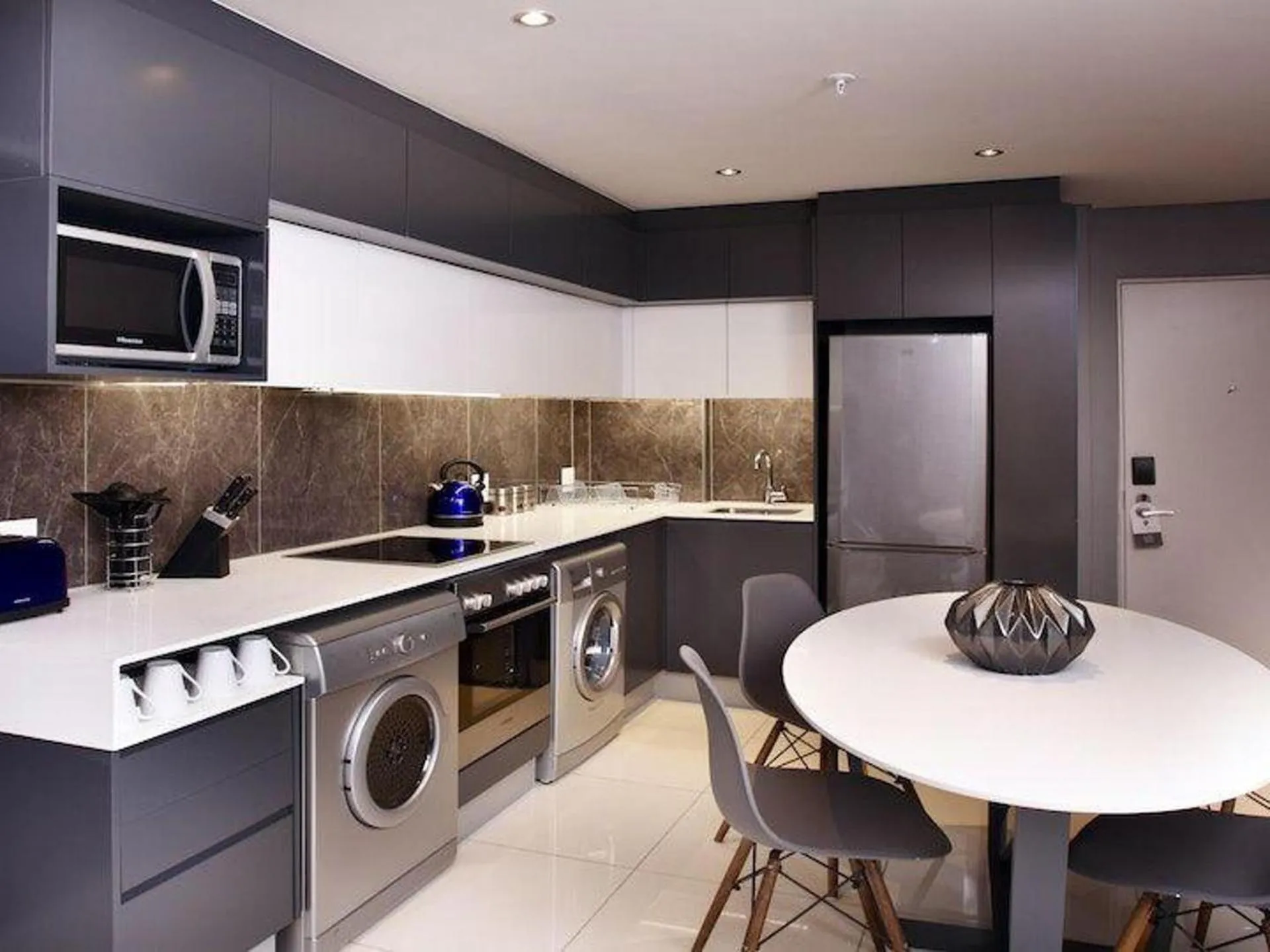 Apartment - Sleeps 4 - Pool - Balcony - Parking